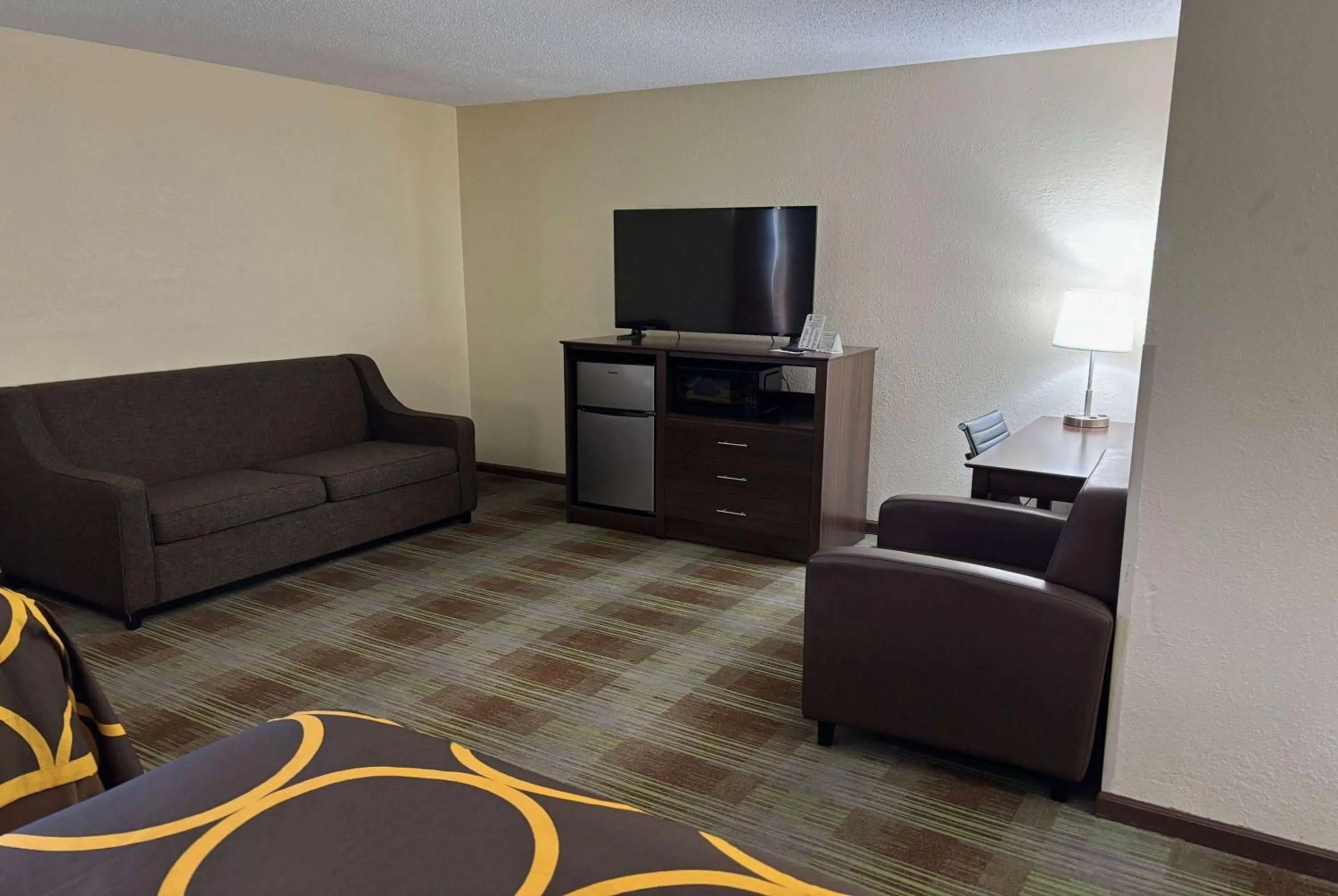 Photo of the whole room in Super 8 by Wyndham Lincoln