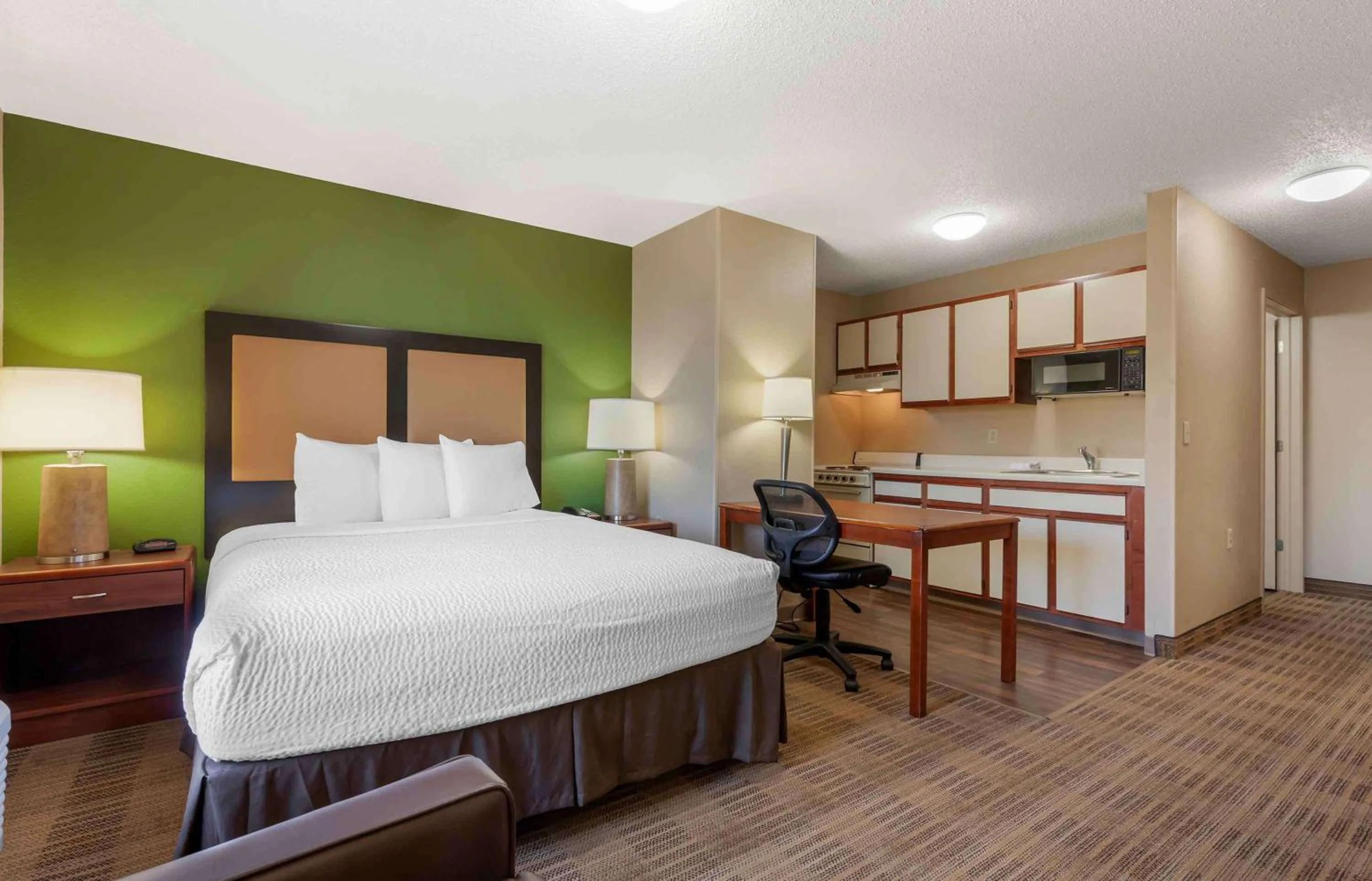Bedroom, Bed in Extended Stay America Select Suites - Rockford - State Street