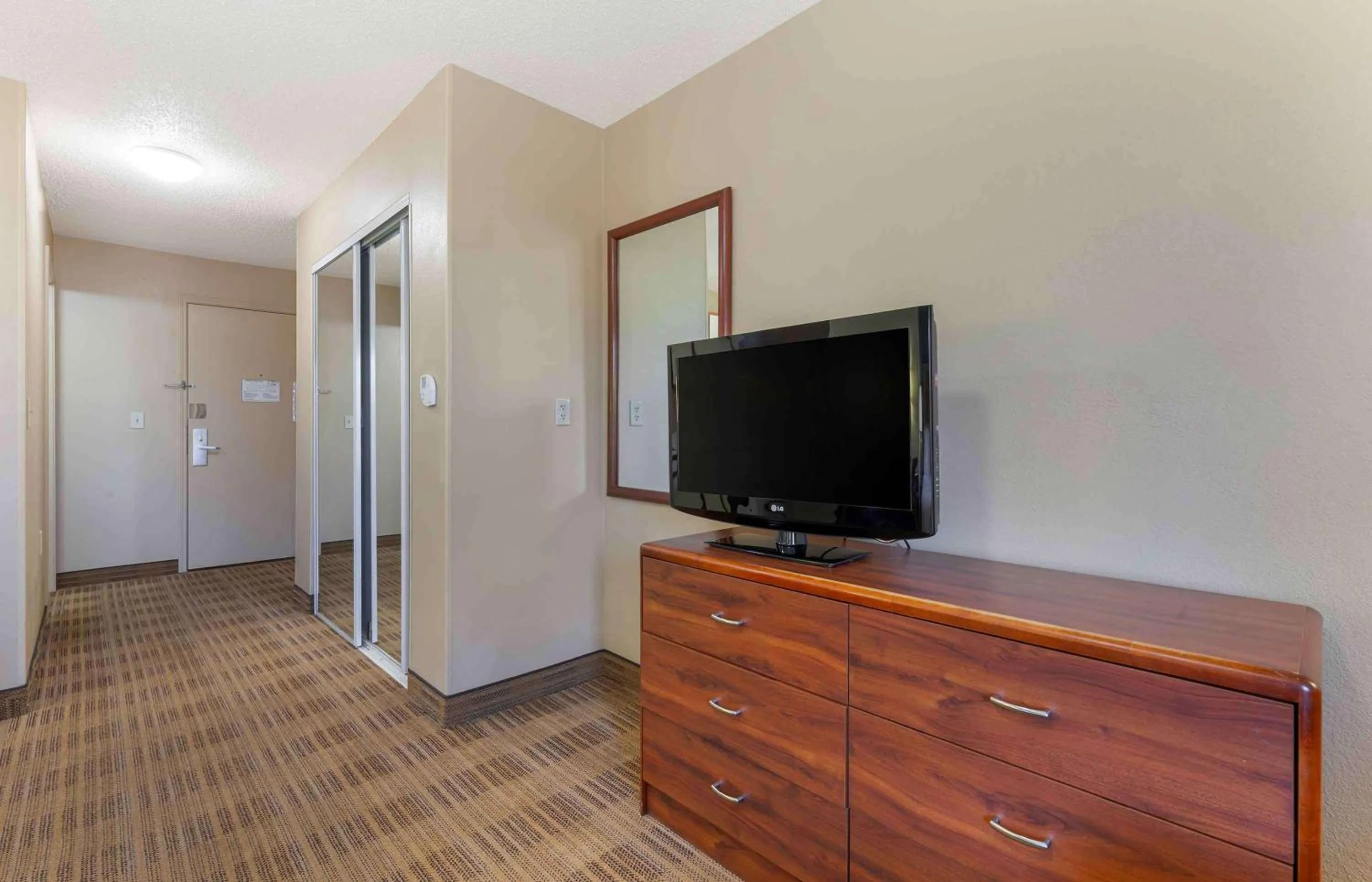 Bedroom in Extended Stay America Select Suites - Rockford - State Street