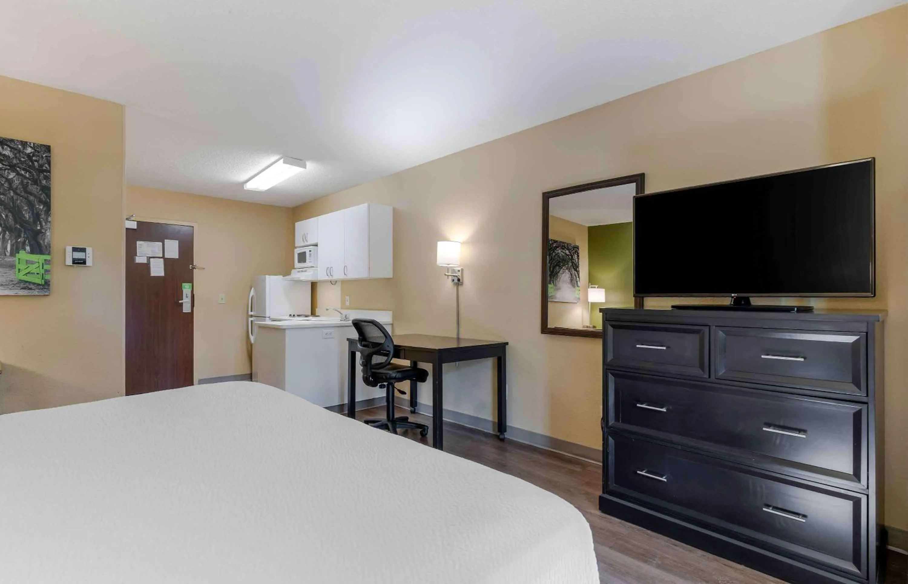 Bedroom, Bed in Extended Stay America Select Suites - Rockford - State Street