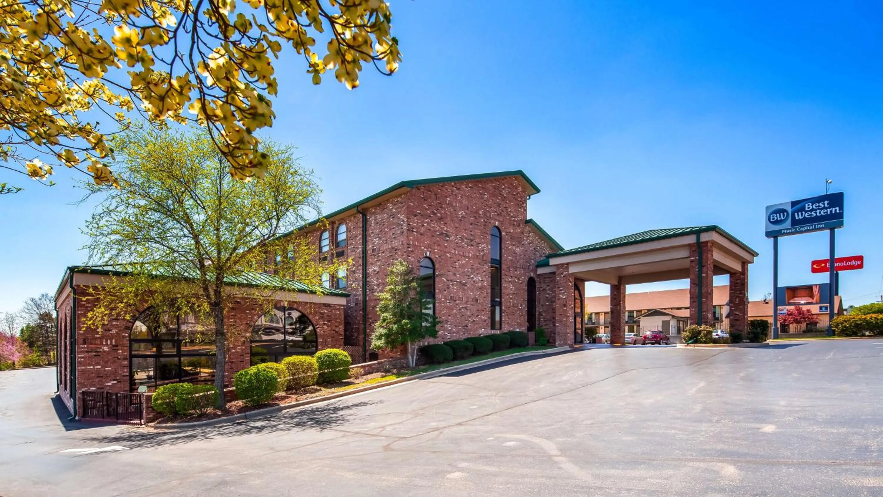 Property building in Best Western Music Capital Inn