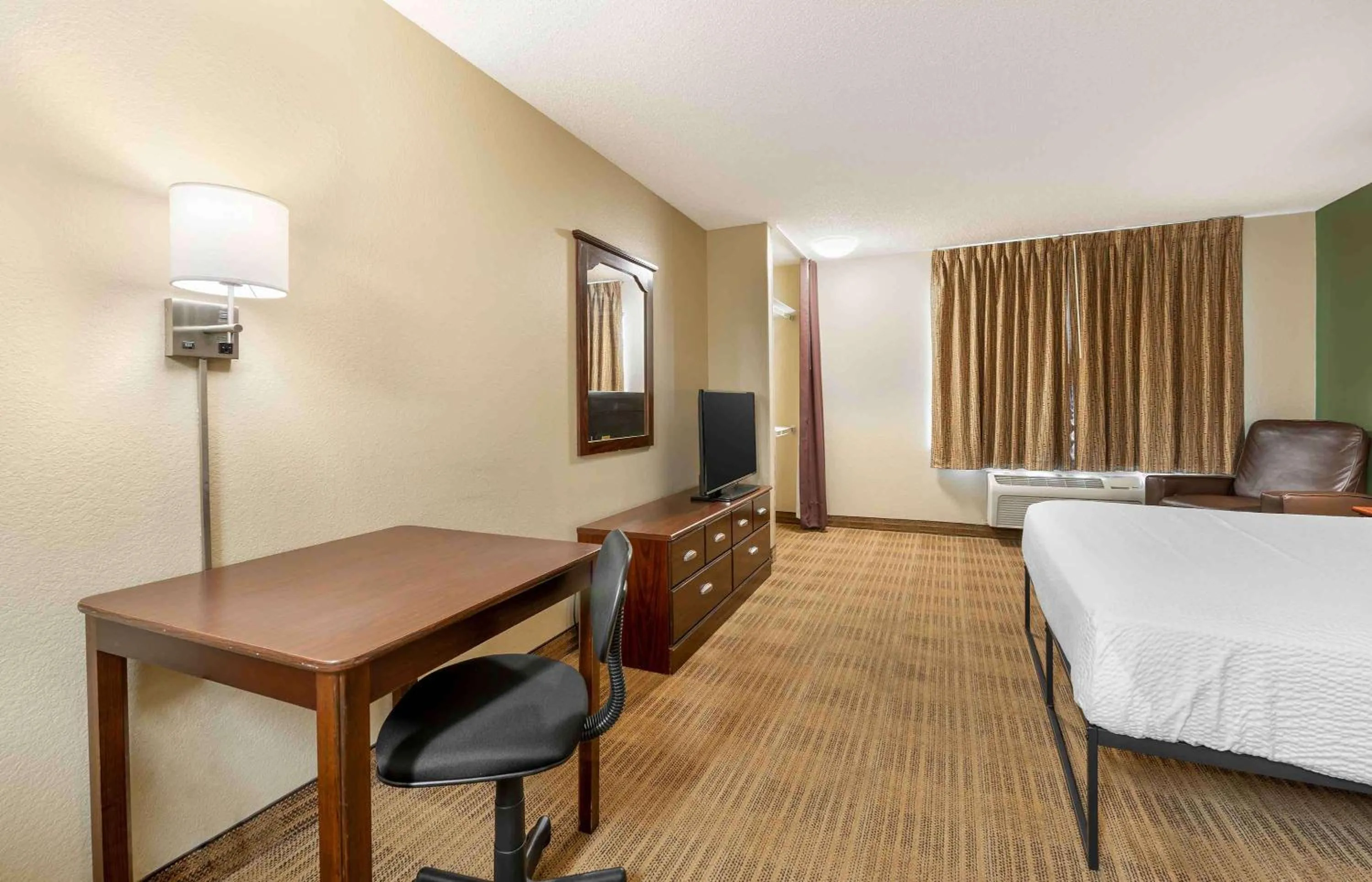 Bedroom in Extended Stay America Suites - Indianapolis - Airport
