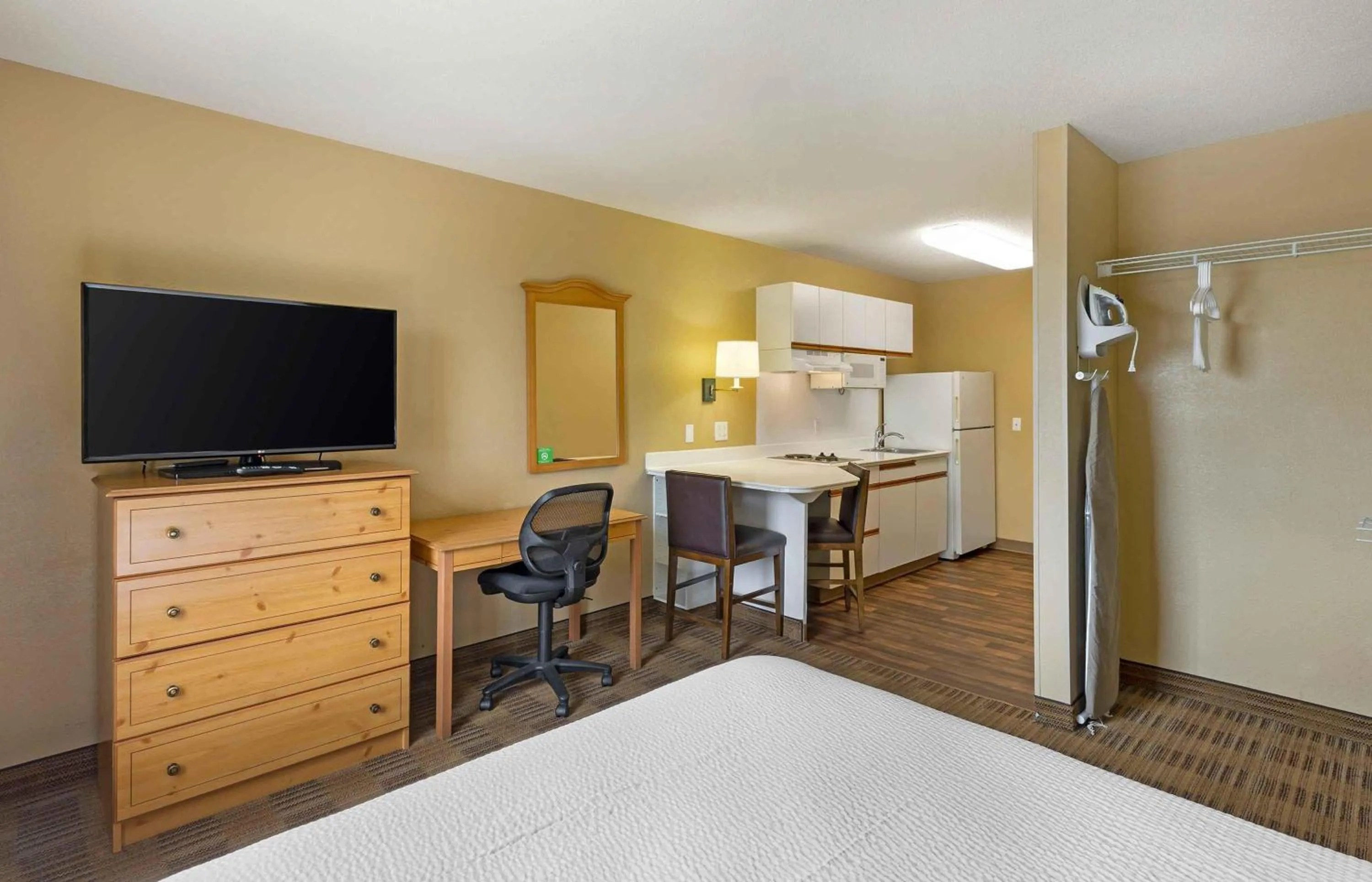 Bedroom, Bed in Extended Stay America Suites - St Louis - Westport - Central