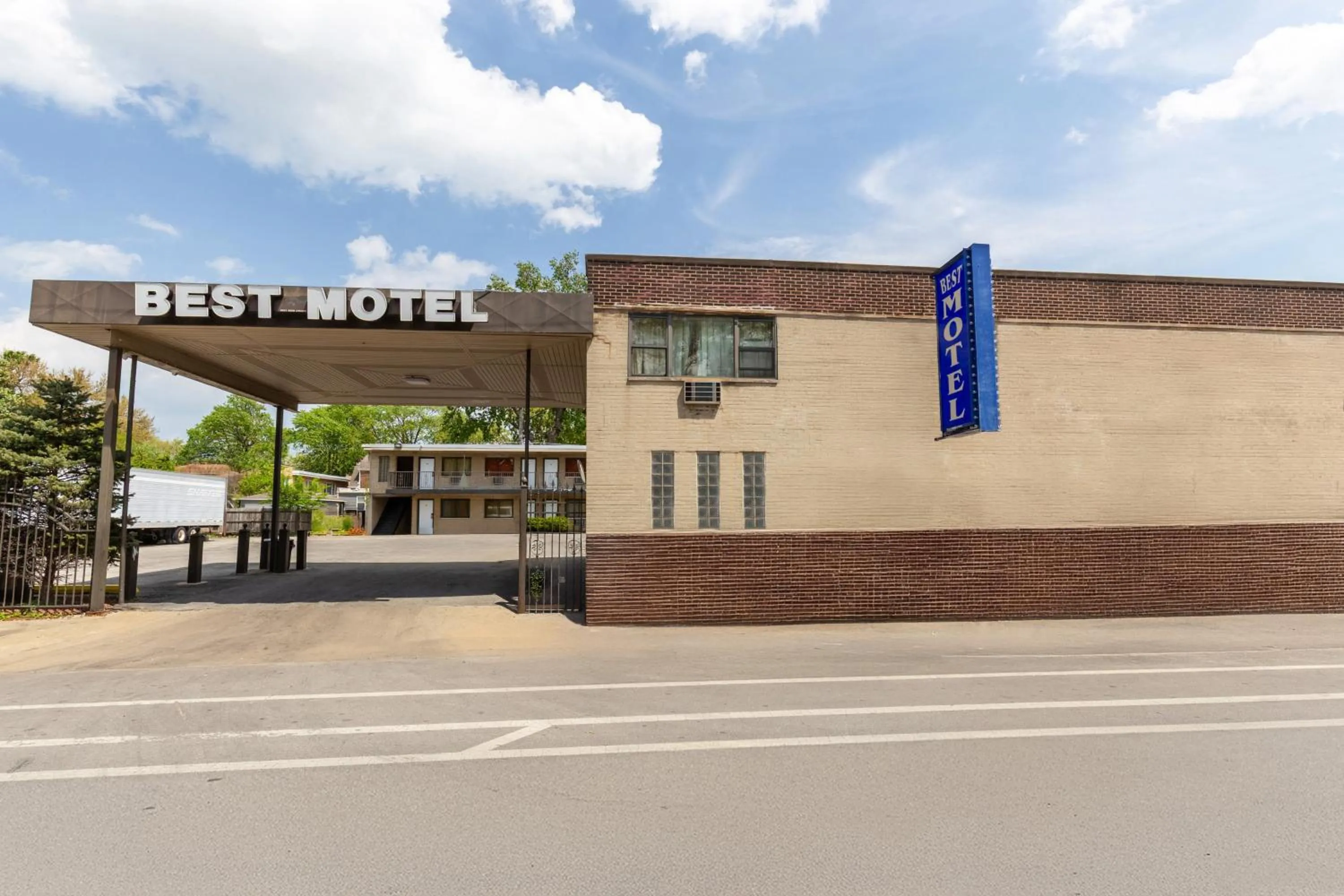 Facade/entrance in Best Motel By OYO Chicago I-90