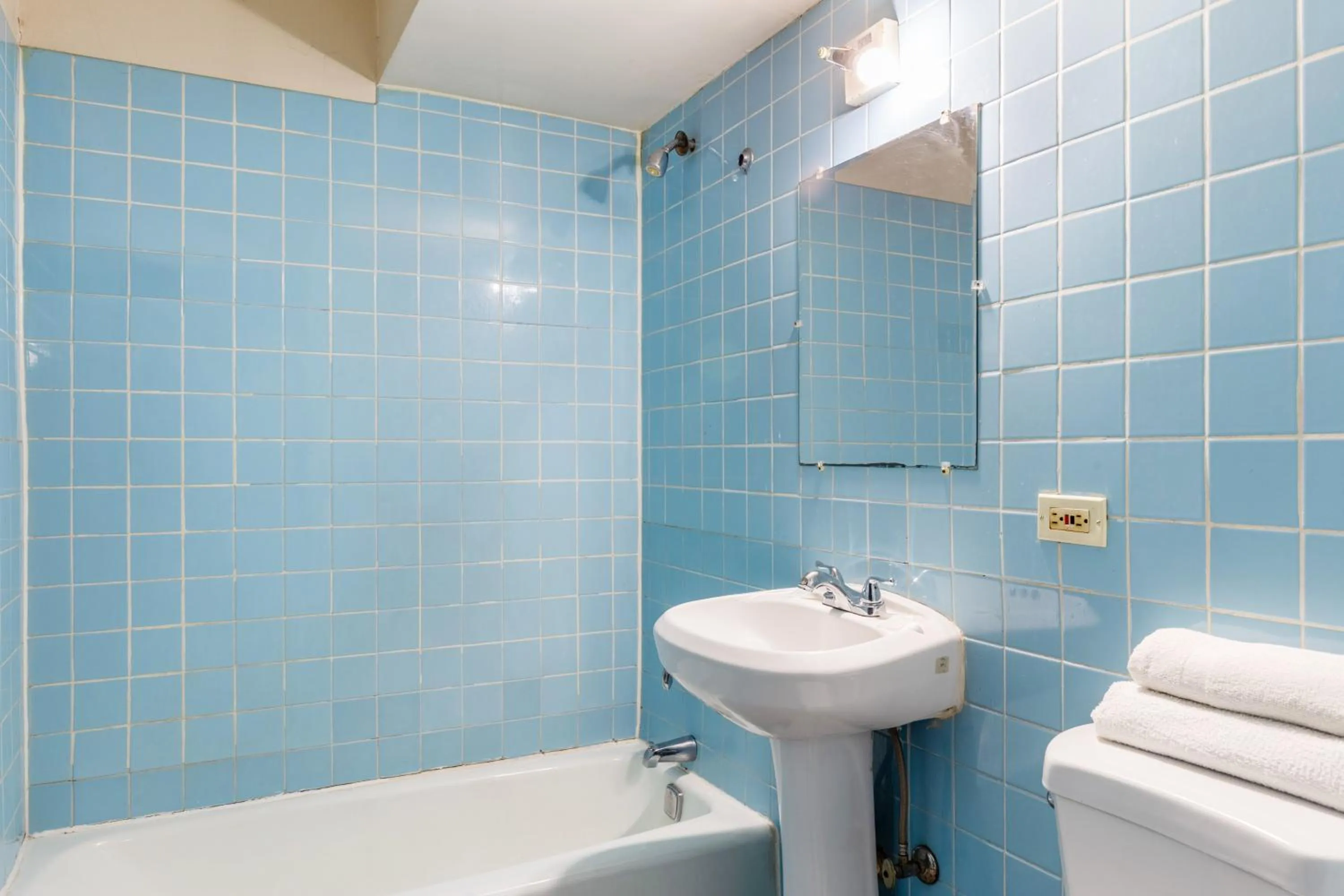 Bathroom in Best Motel By OYO Chicago I-90