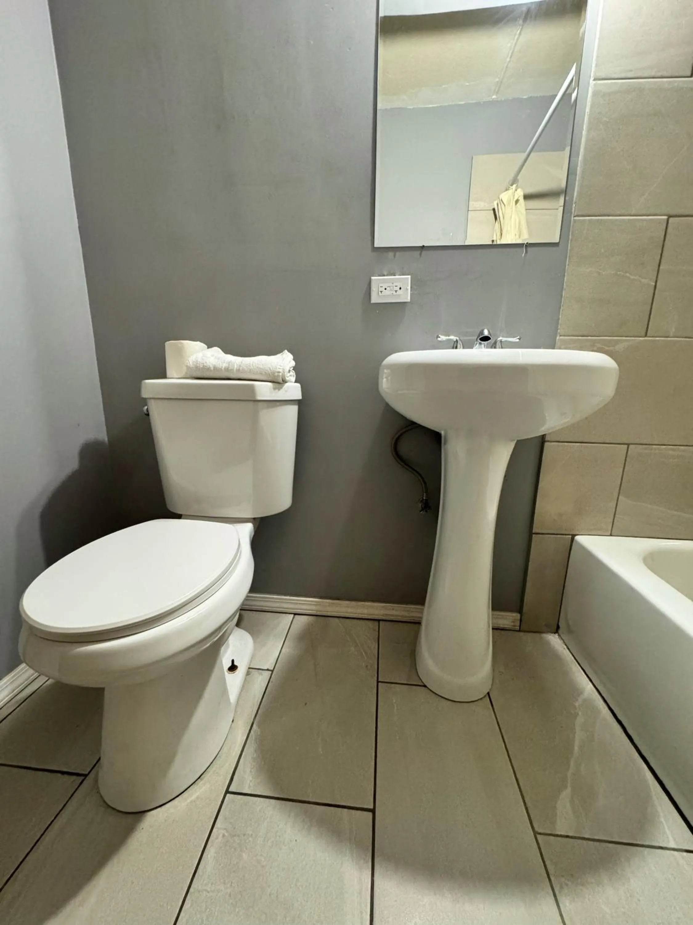 Bathroom in Best Motel By OYO Chicago I-90