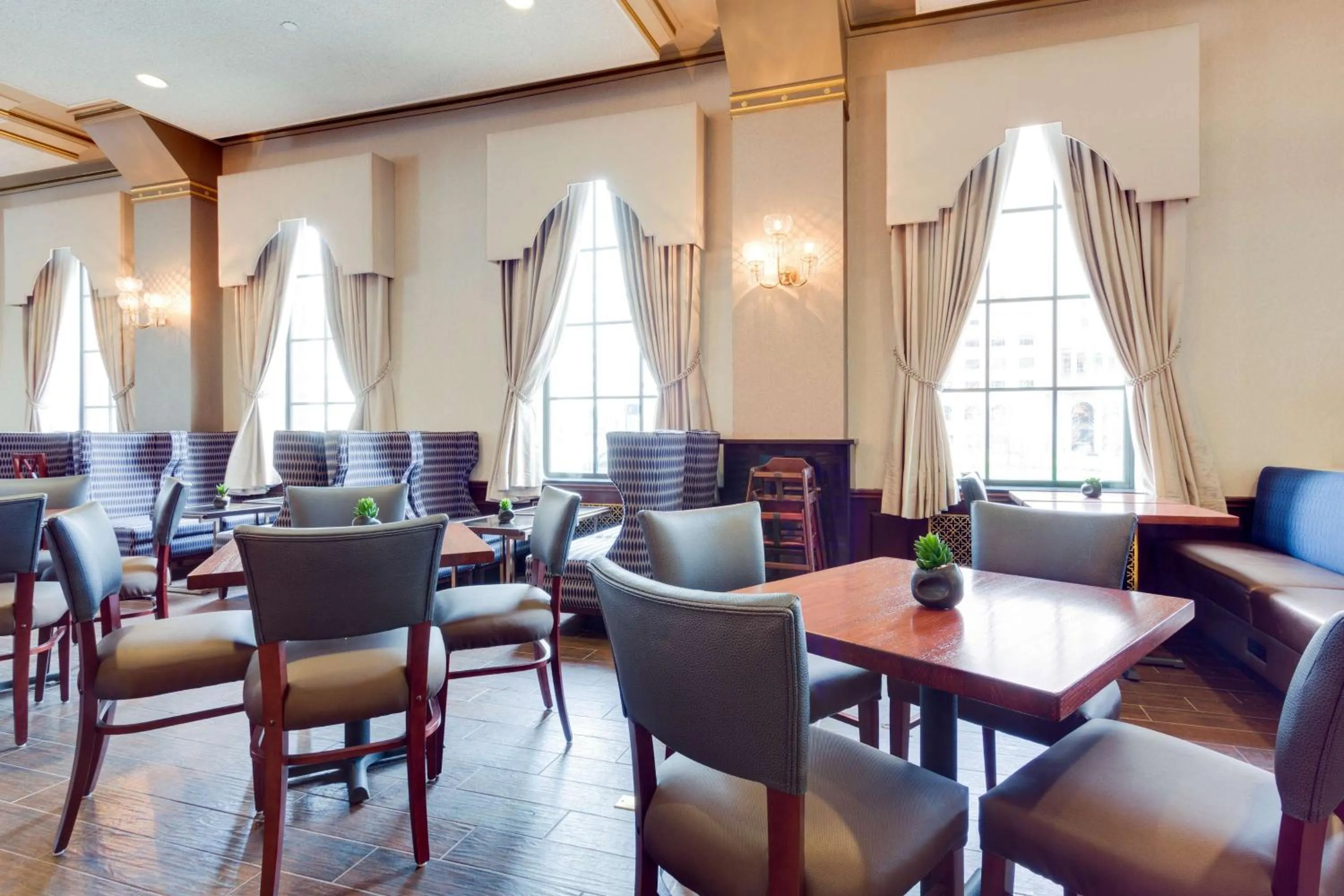 Restaurant/places to eat in Drury Plaza St. Louis at the Arch