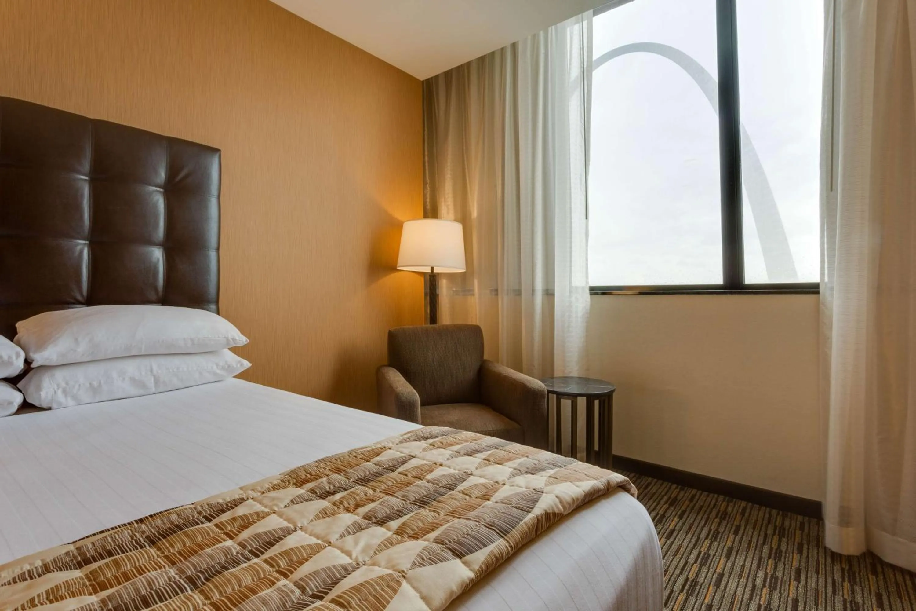 Photo of the whole room, Bed in Drury Plaza St. Louis at the Arch