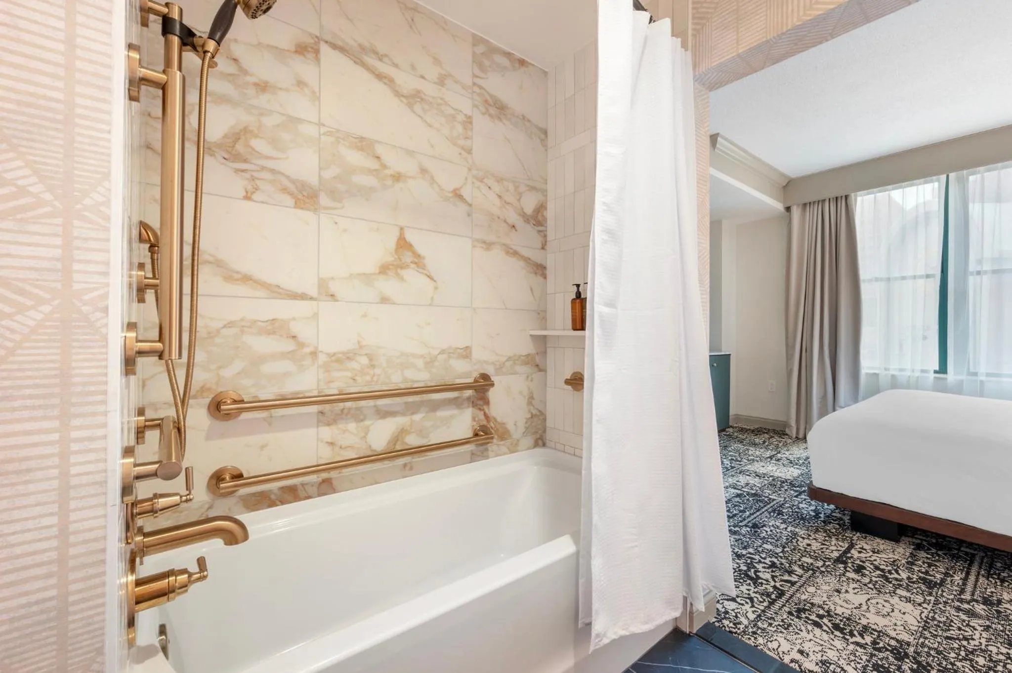 Bathroom, Bed in Omni Severin Hotel