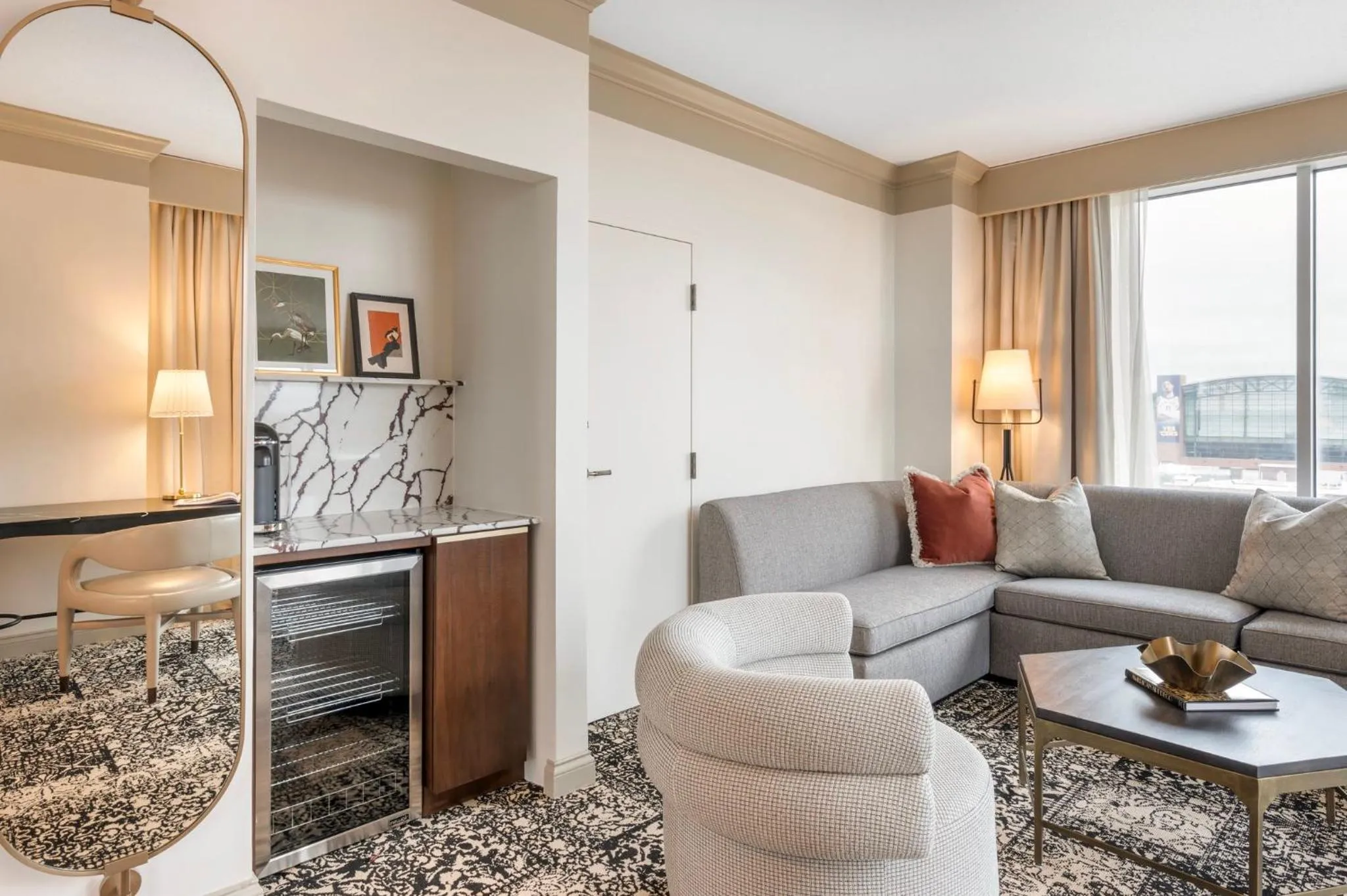 Living room in Omni Severin Hotel