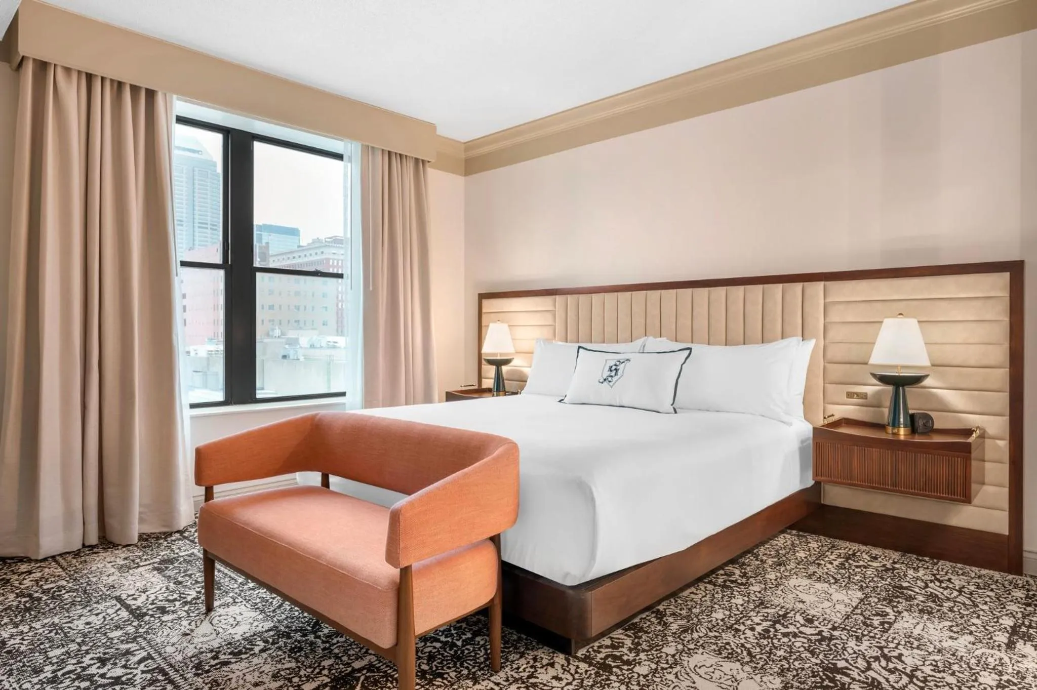 Bedroom, Bed in Omni Severin Hotel