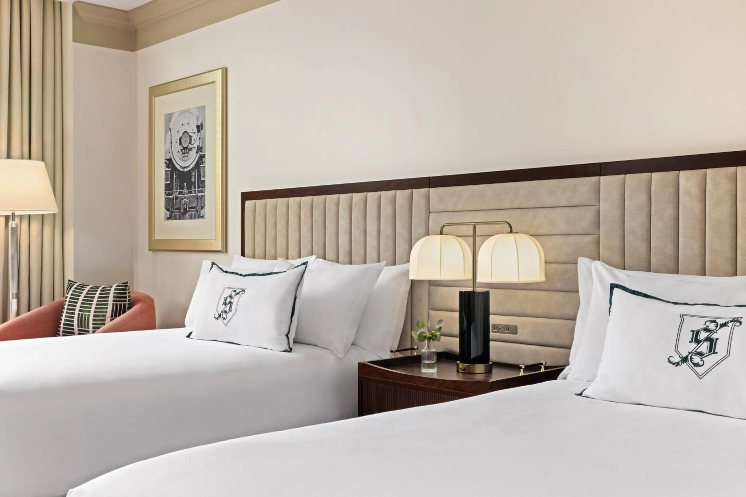 Photo of the whole room, Bed in Omni Severin Hotel