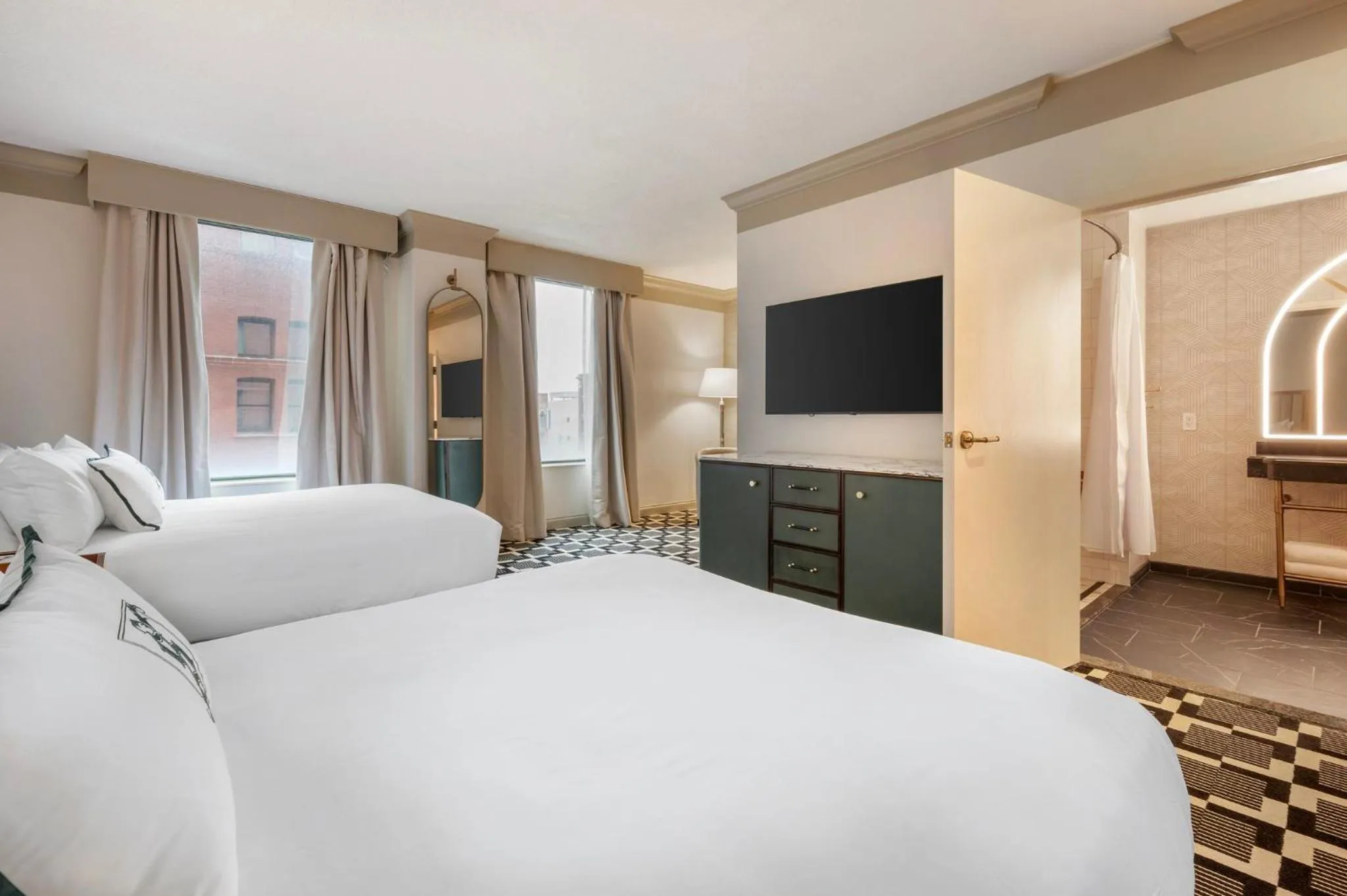 Bedroom, Bed in Omni Severin Hotel