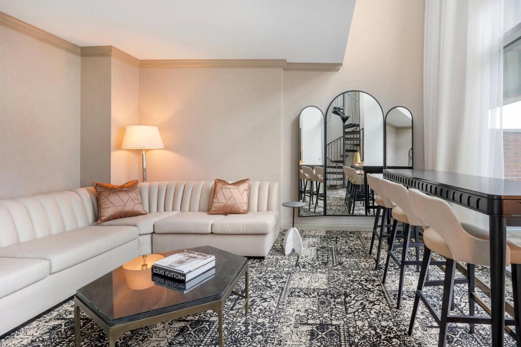 Living room in Omni Severin Hotel