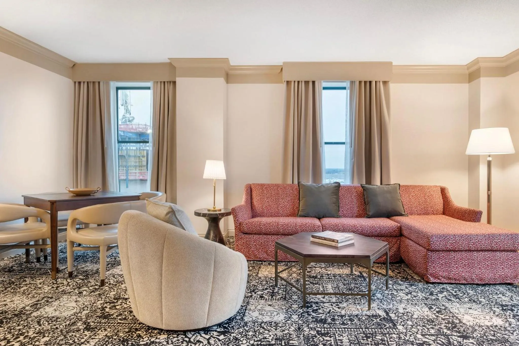 Living room in Omni Severin Hotel