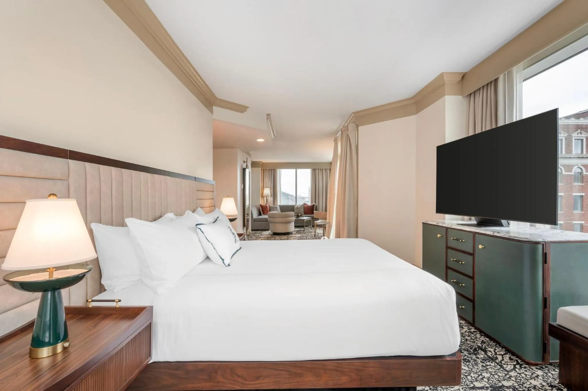 Bedroom, Bed in Omni Severin Hotel