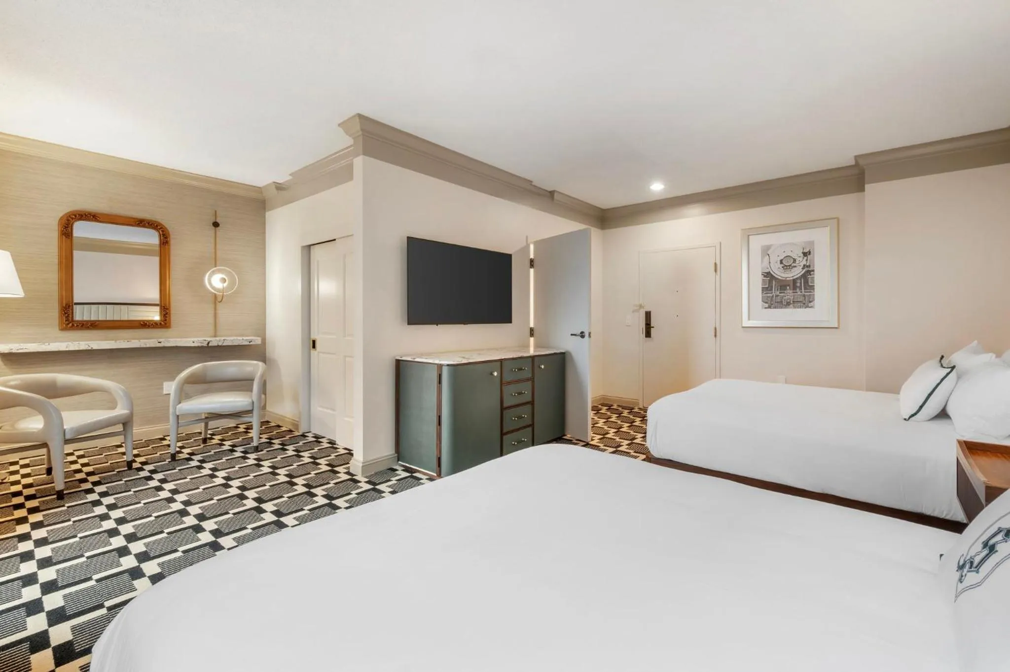 Bedroom, Bed in Omni Severin Hotel