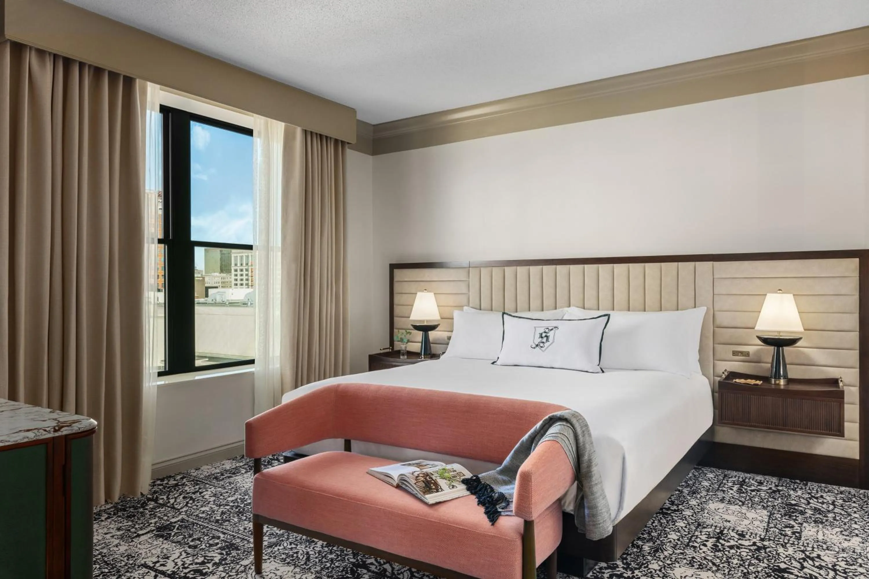 Photo of the whole room, Bed in Omni Severin Hotel