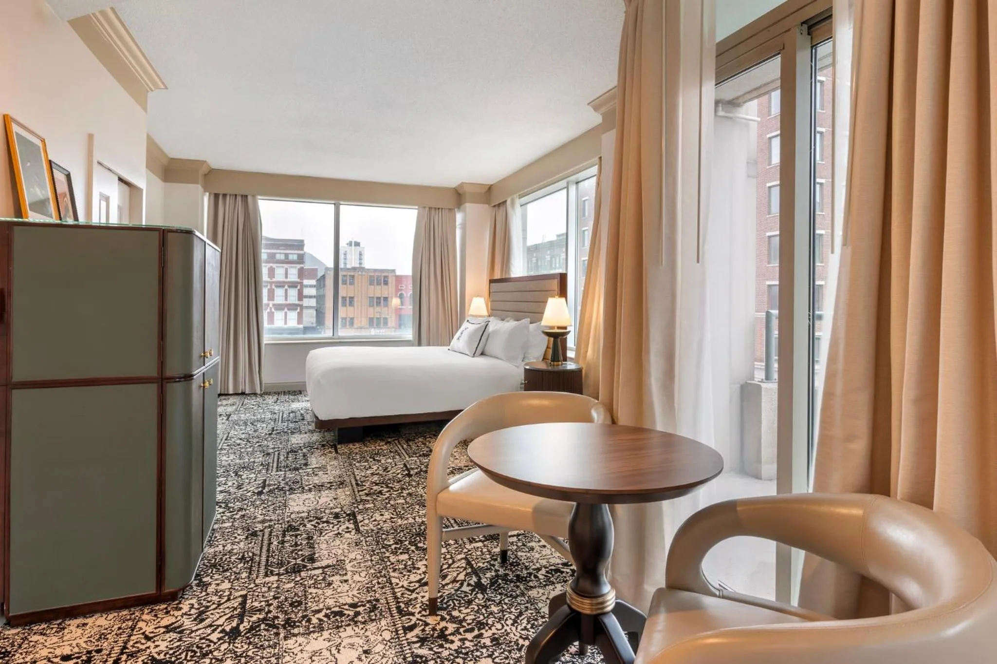 Bedroom in Omni Severin Hotel