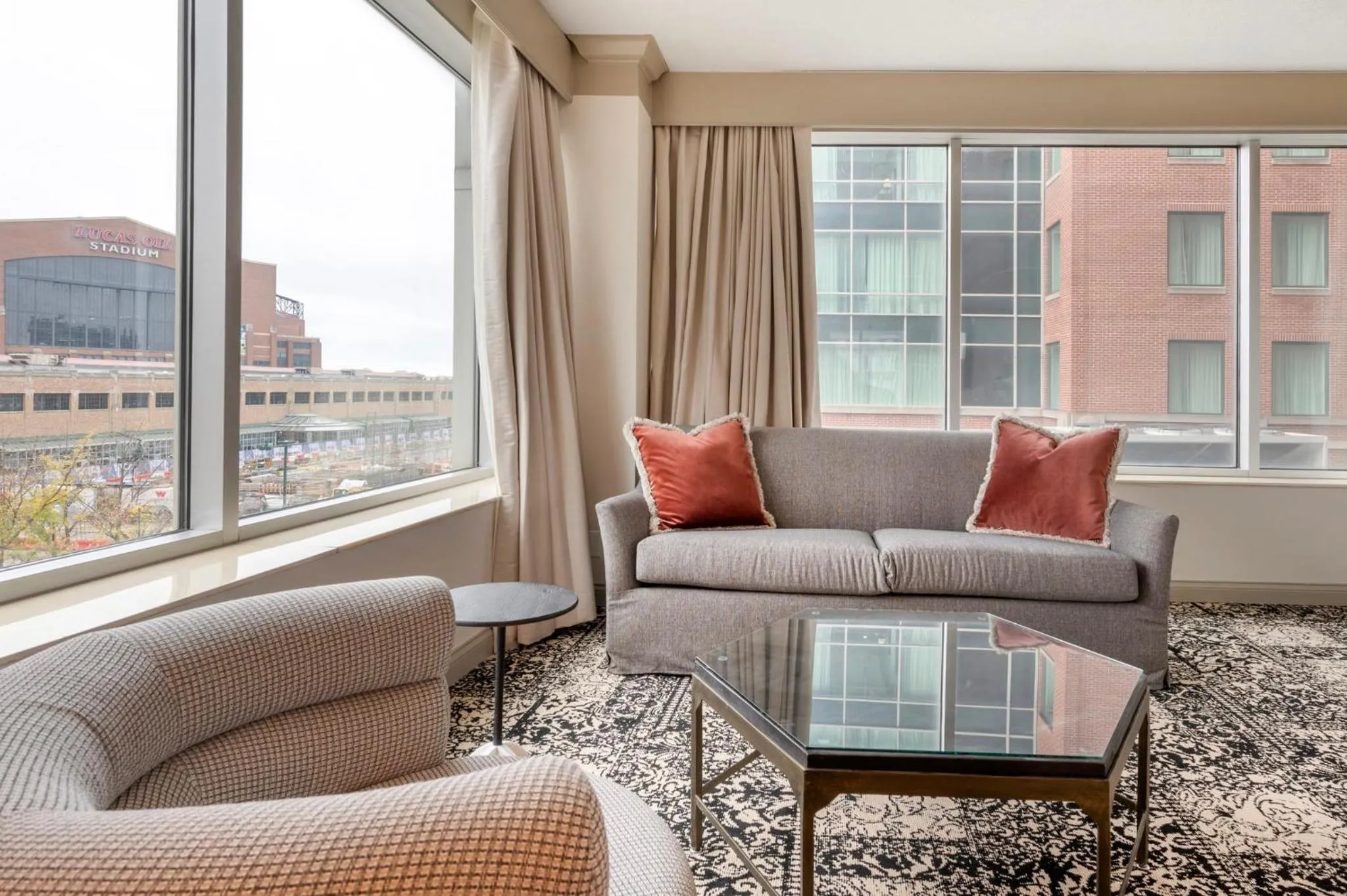 Living room in Omni Severin Hotel