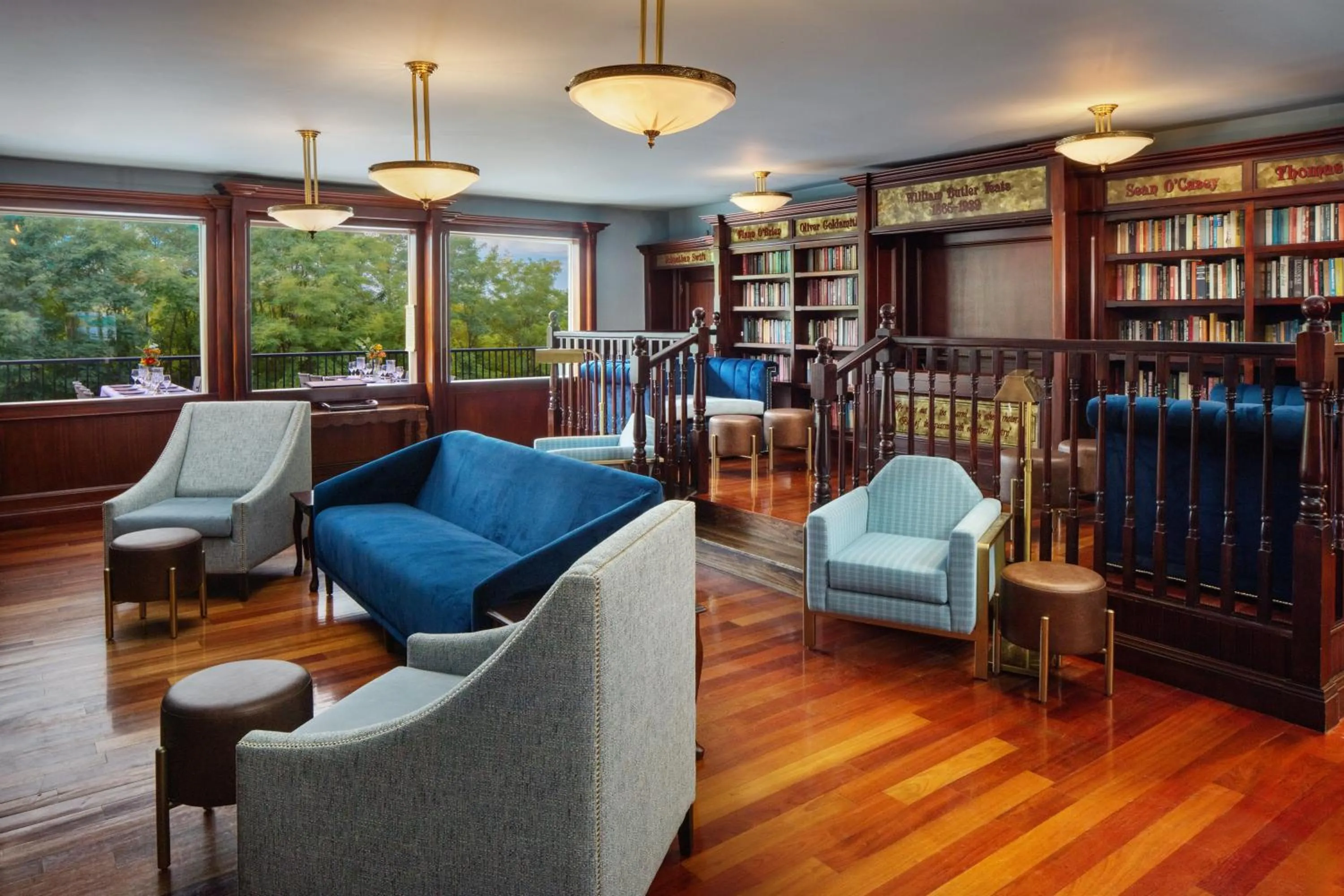 Library in Irish Cottage Inn & Suites
