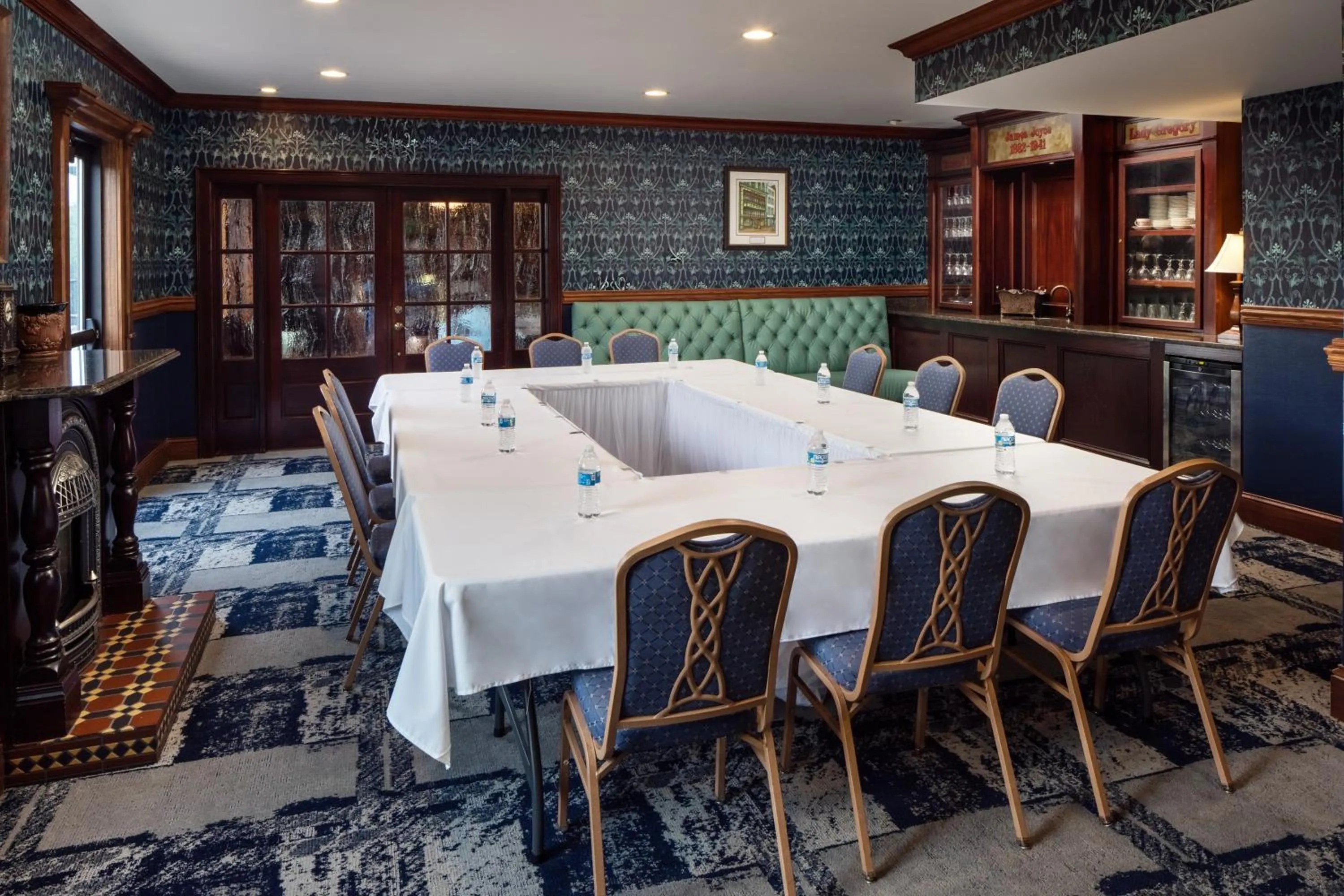 Meeting/conference room in Irish Cottage Inn & Suites