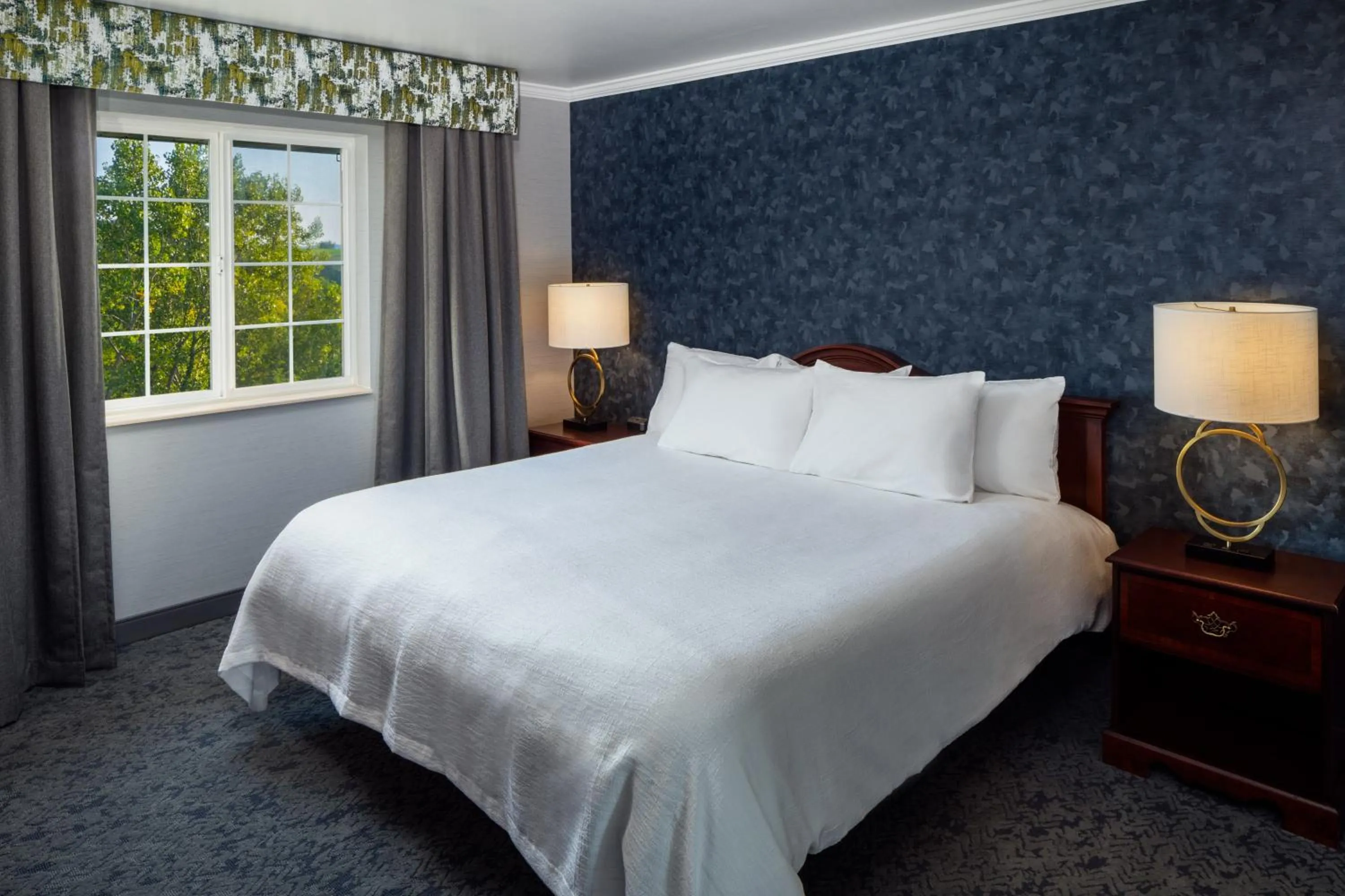 Bed in Irish Cottage Inn & Suites