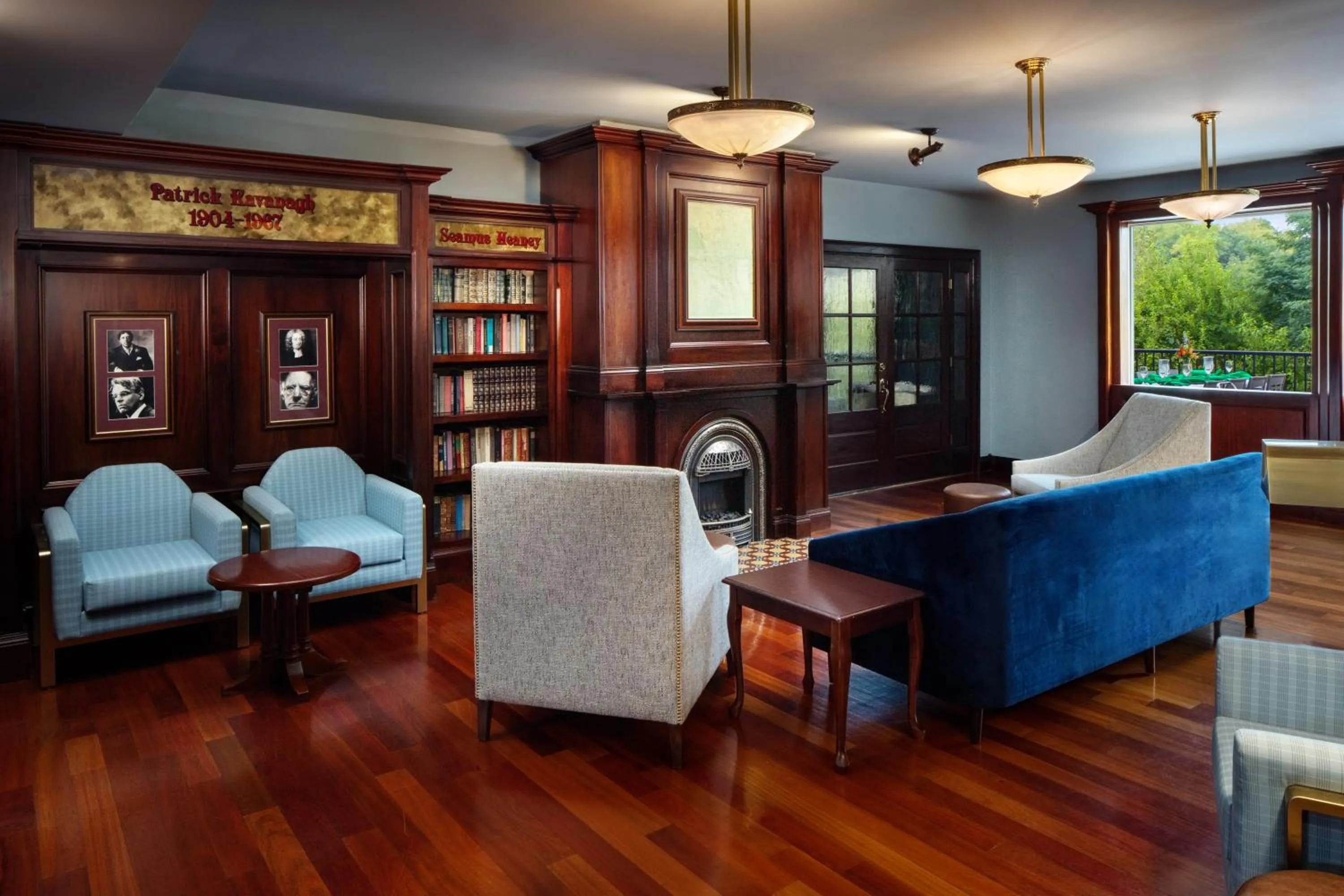 Library in Irish Cottage Inn & Suites