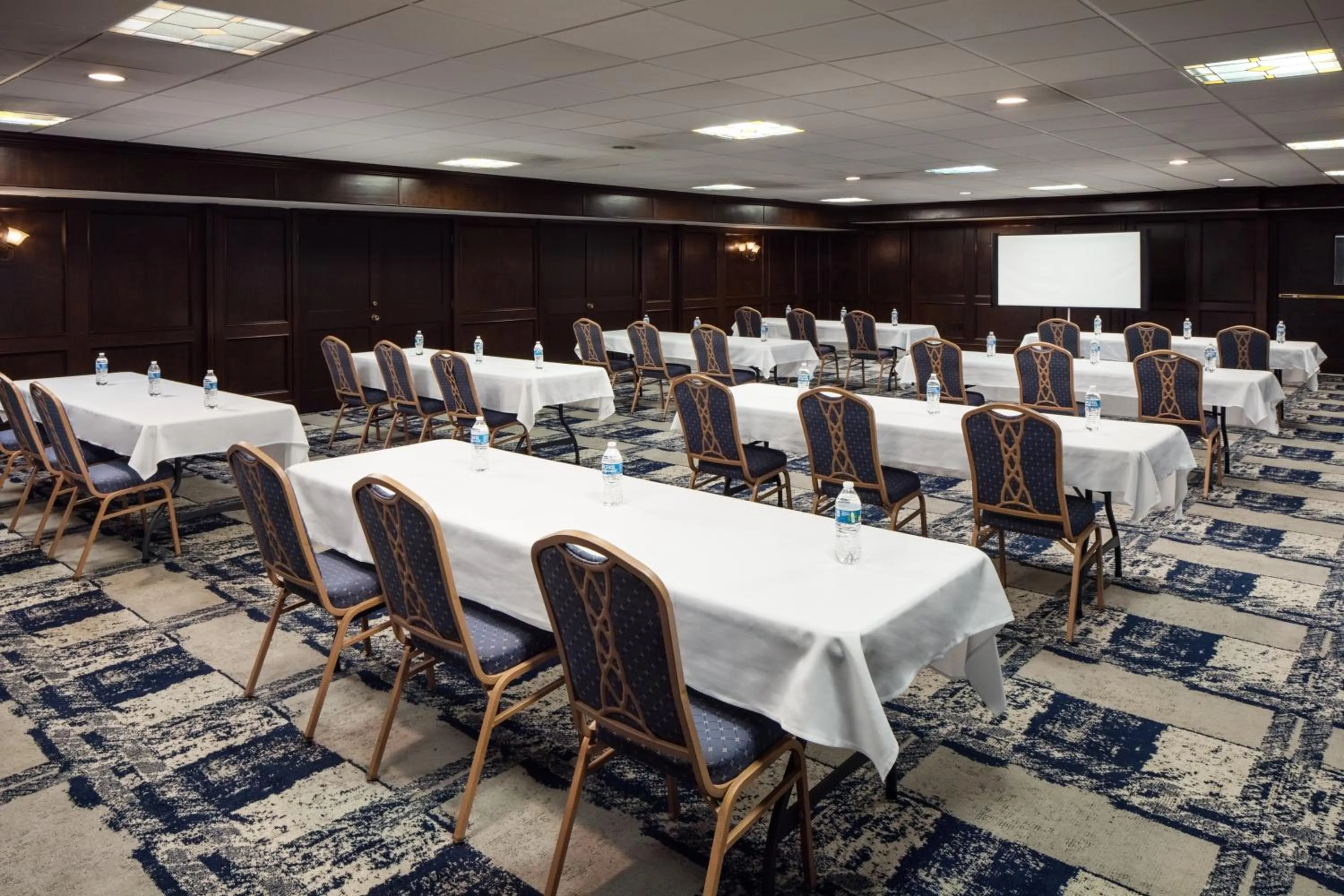 Meeting/conference room in Irish Cottage Inn & Suites