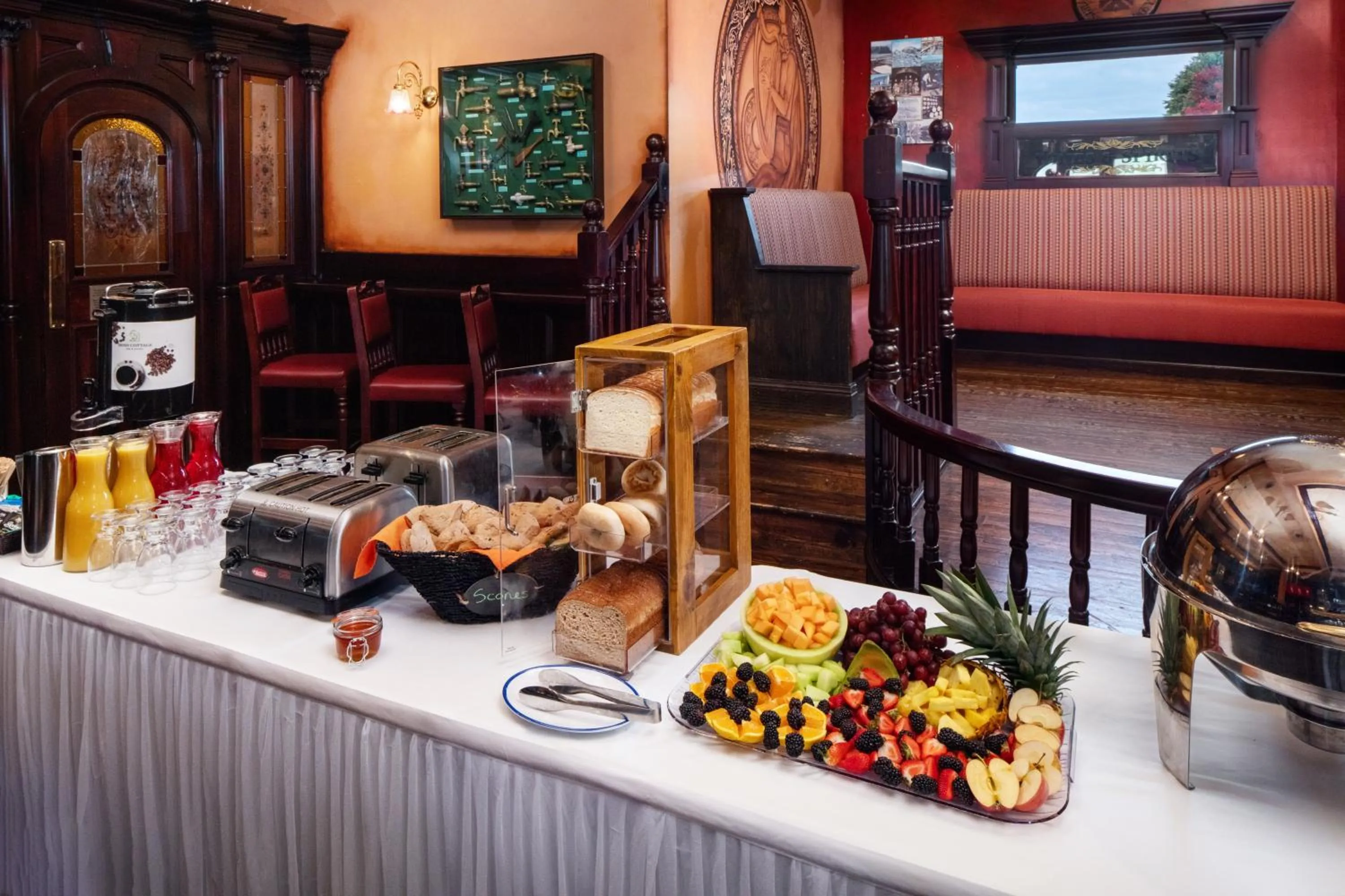 Breakfast in Irish Cottage Inn & Suites