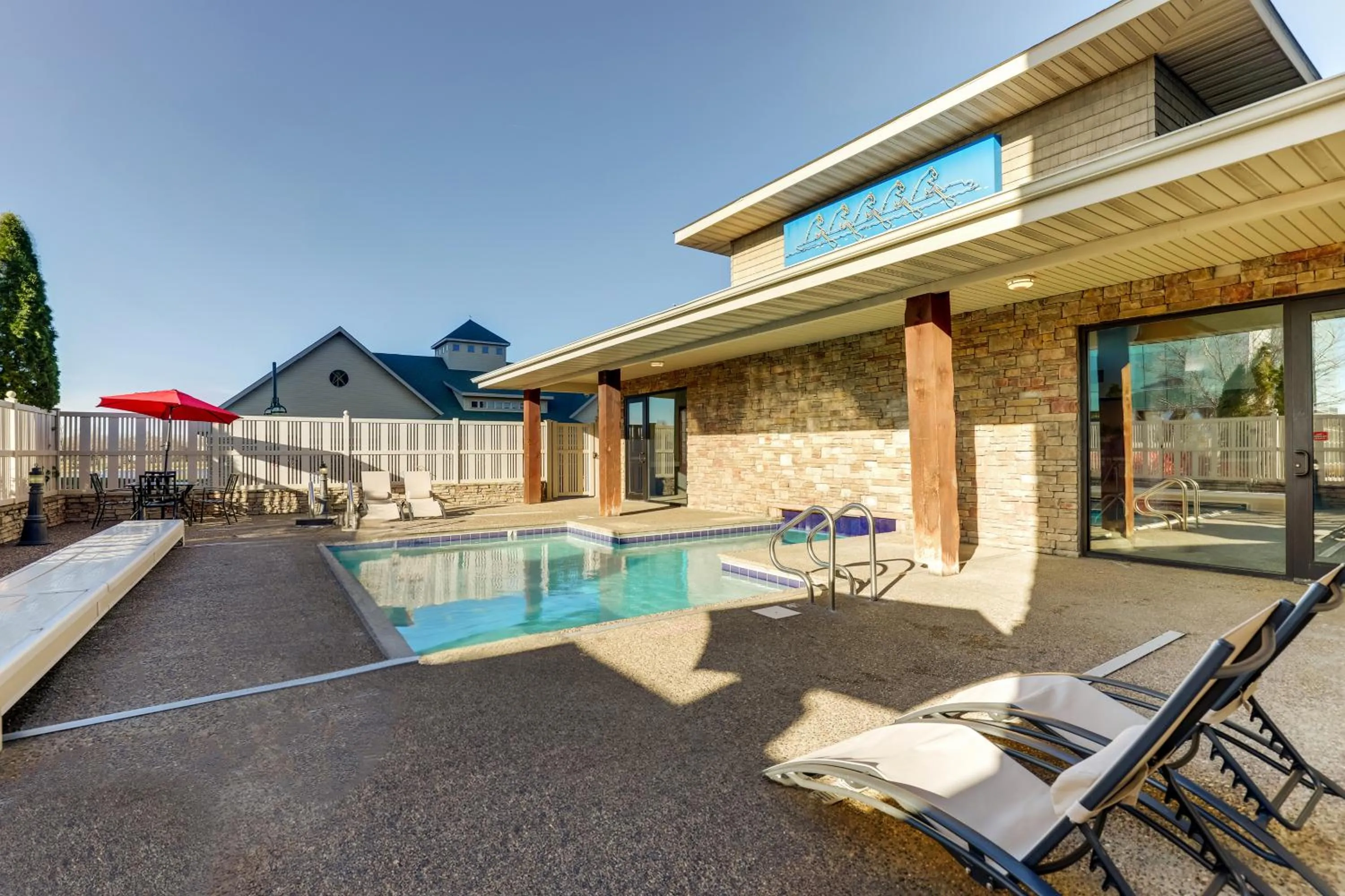Swimming pool in Stoney Creek Hotel Quad Cities - Moline