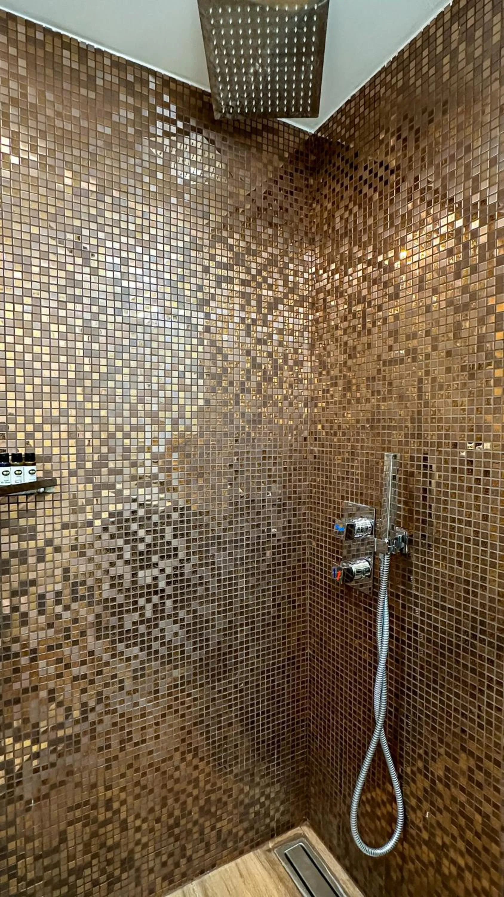 Shower in Silver 39 Corner Hotel