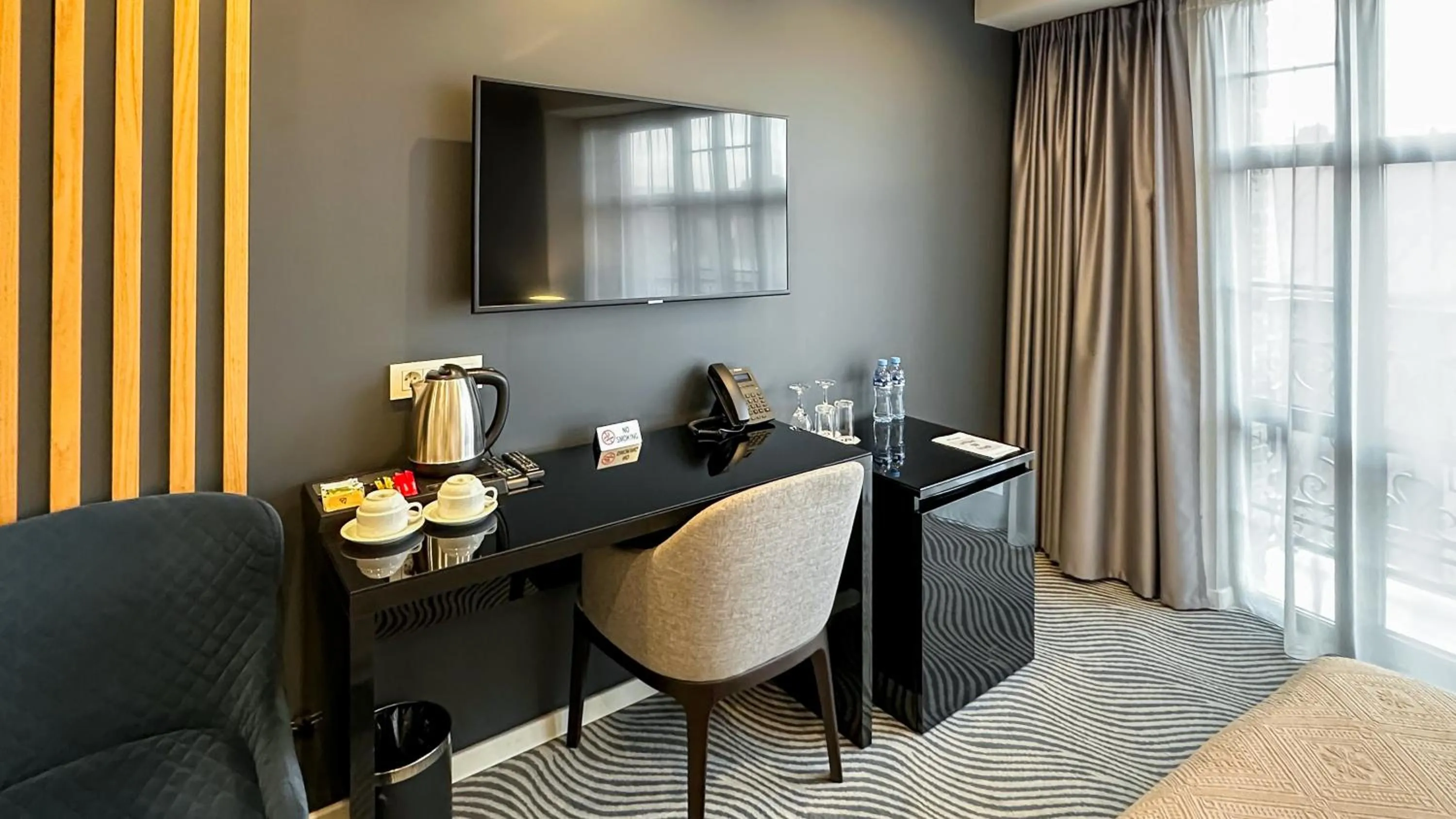 room service in Silver 39 Corner Hotel