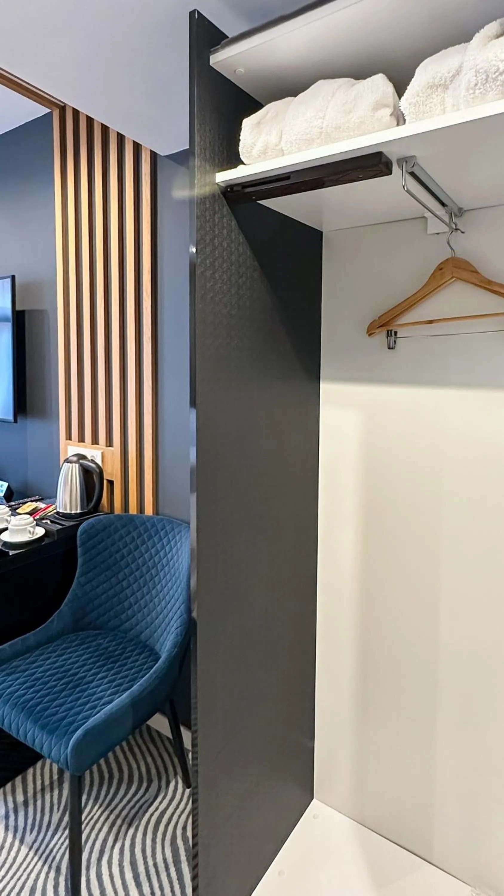 wardrobe in Silver 39 Corner Hotel