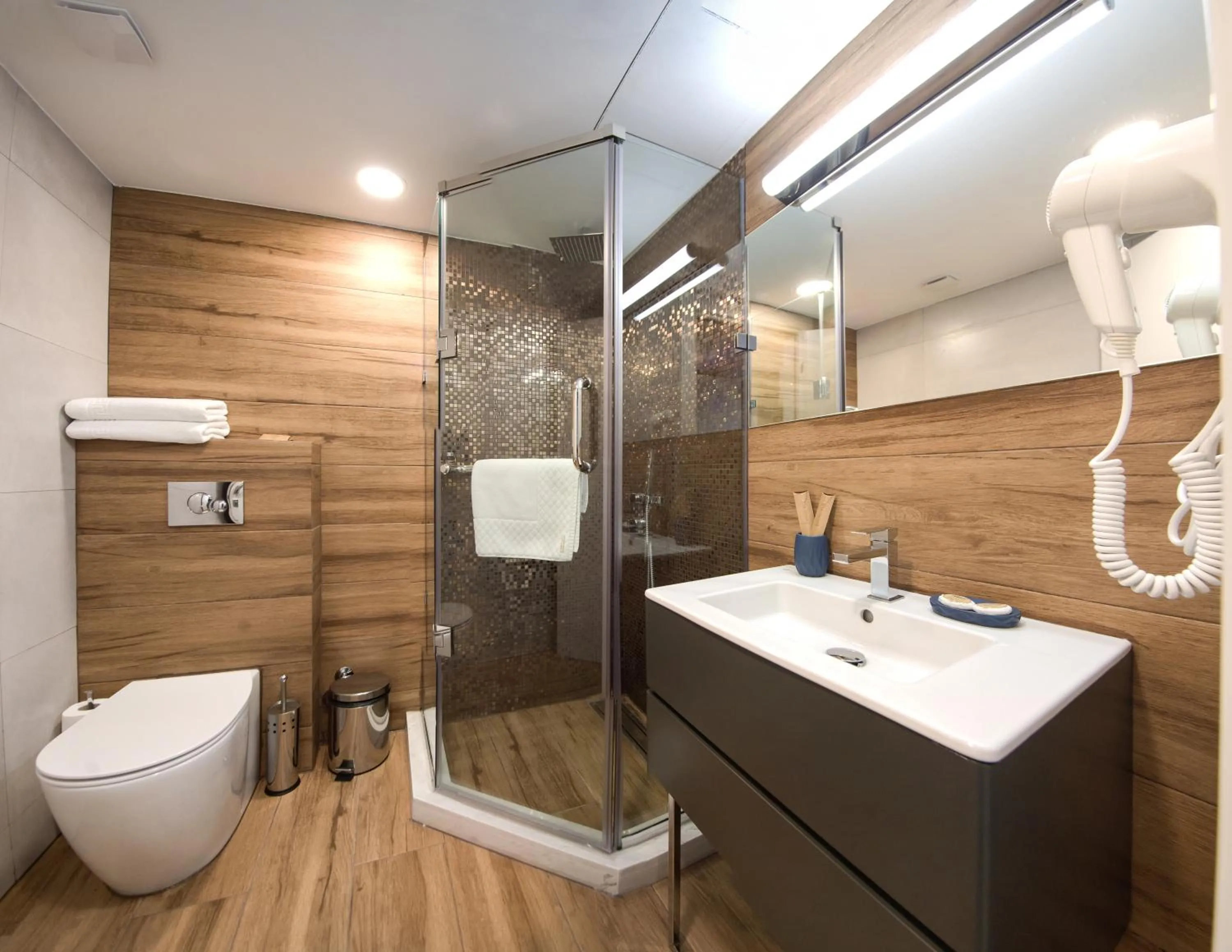 Toilet in Silver 39 Corner Hotel