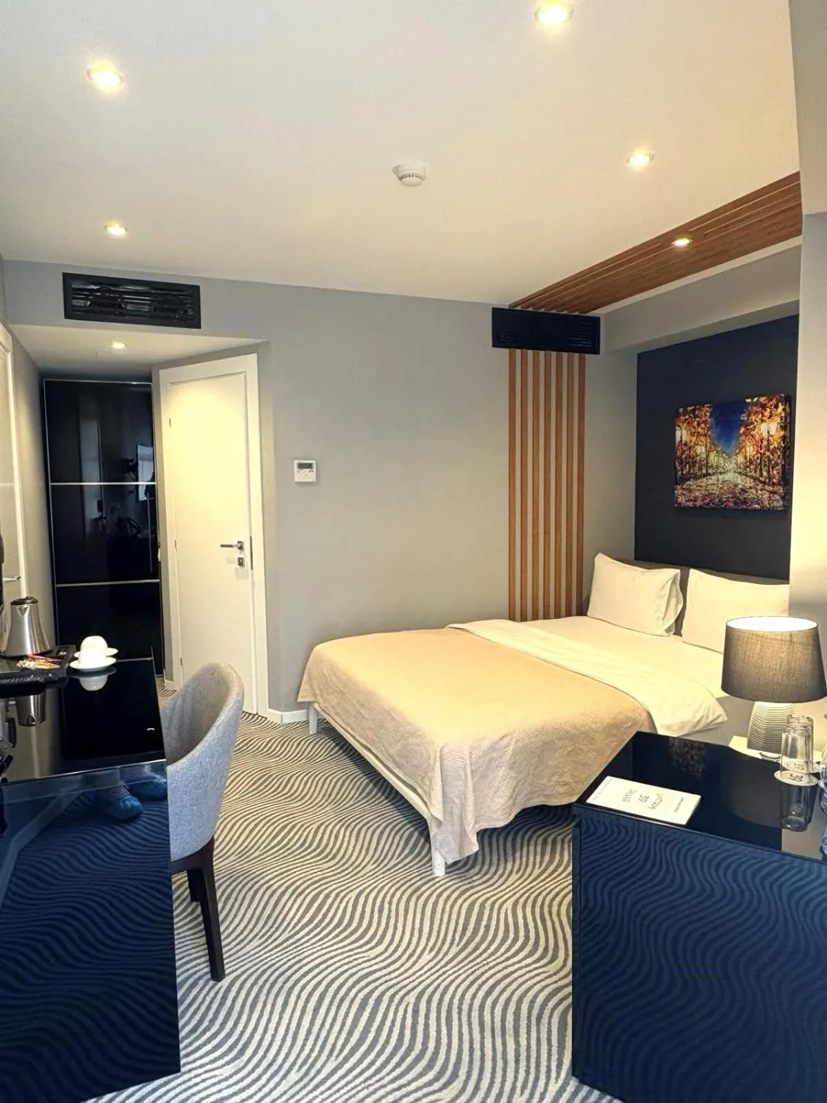 Bed in Silver 39 Corner Hotel