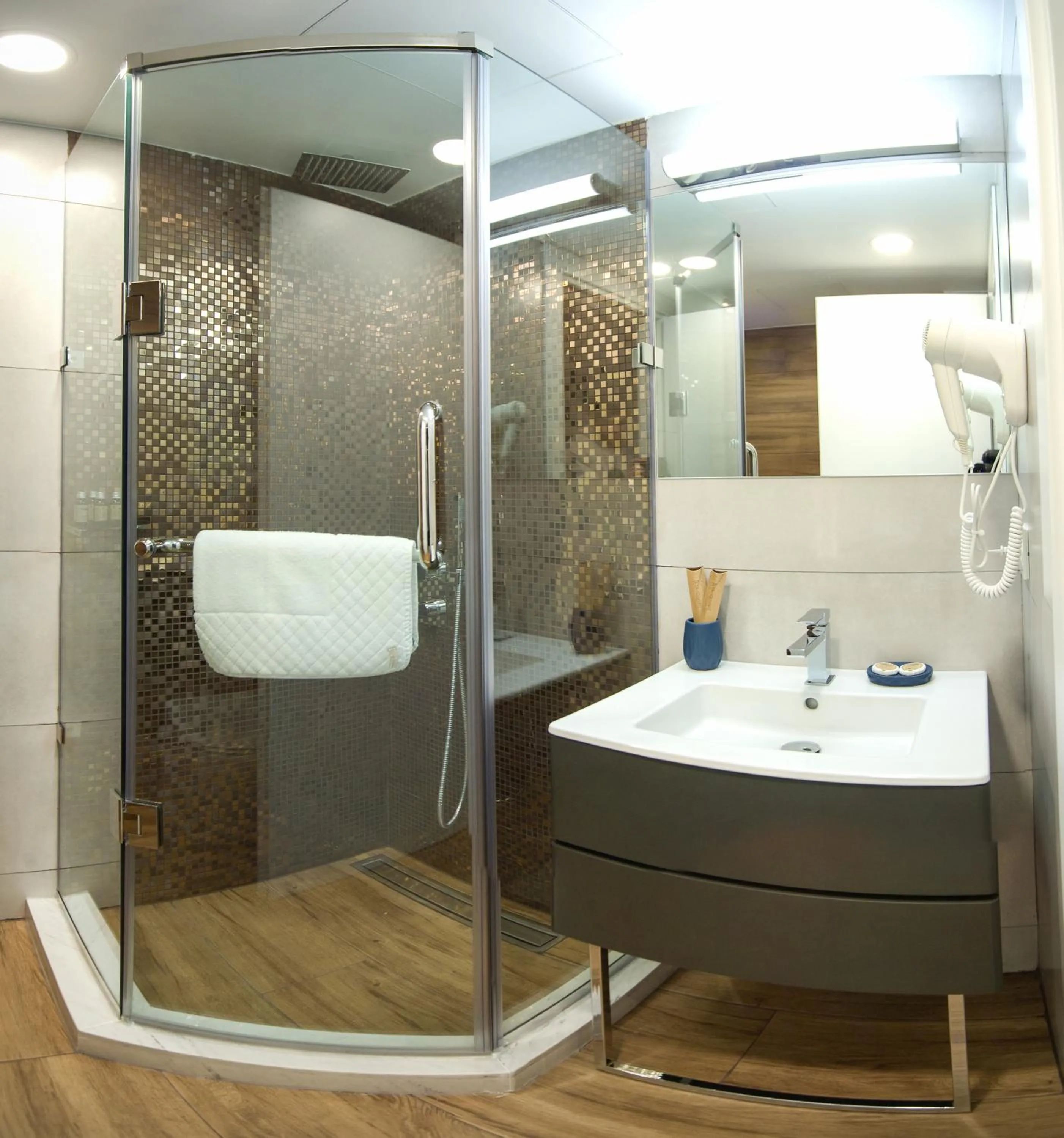 Shower in Silver 39 Corner Hotel