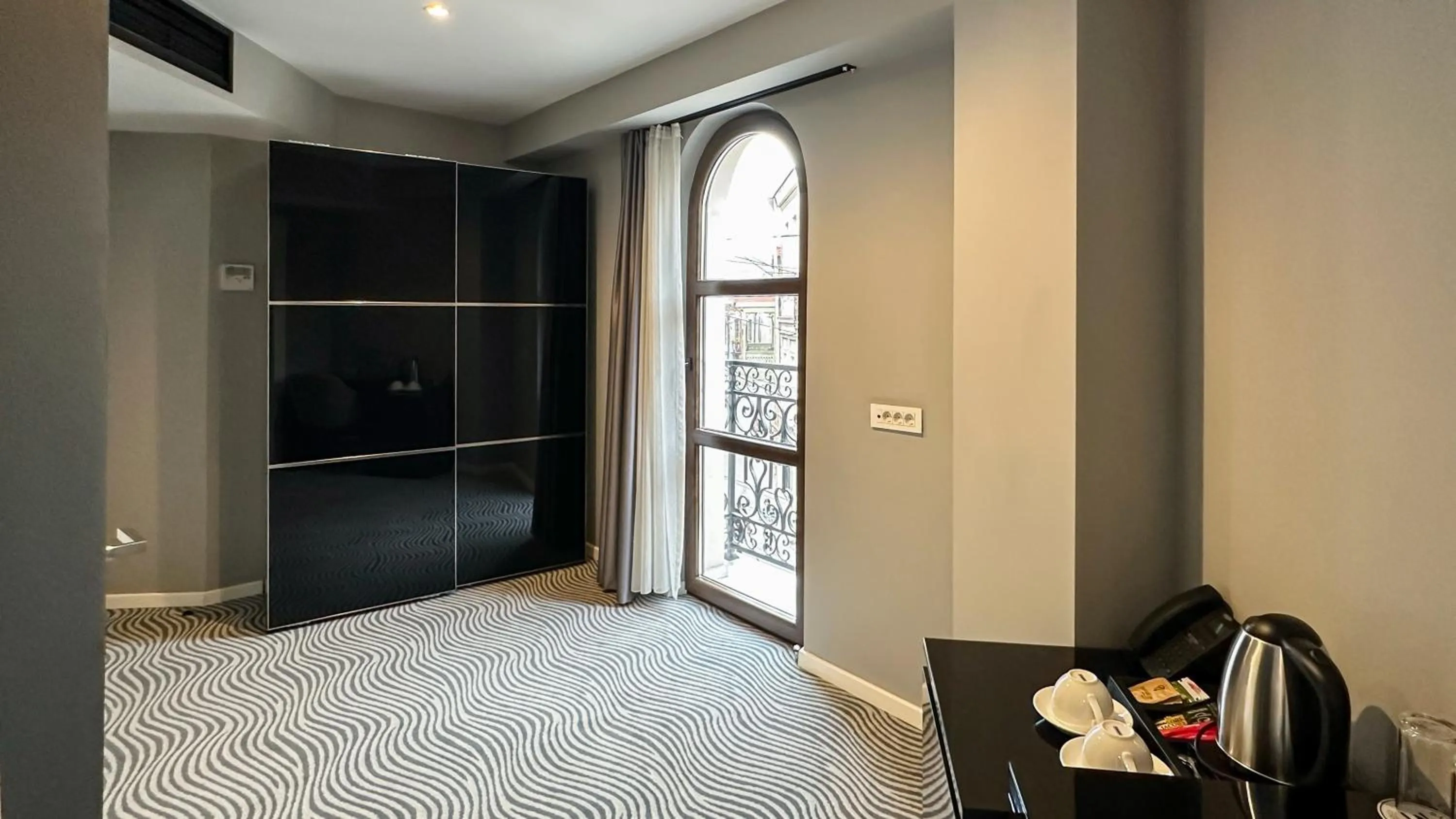 wardrobe in Silver 39 Corner Hotel