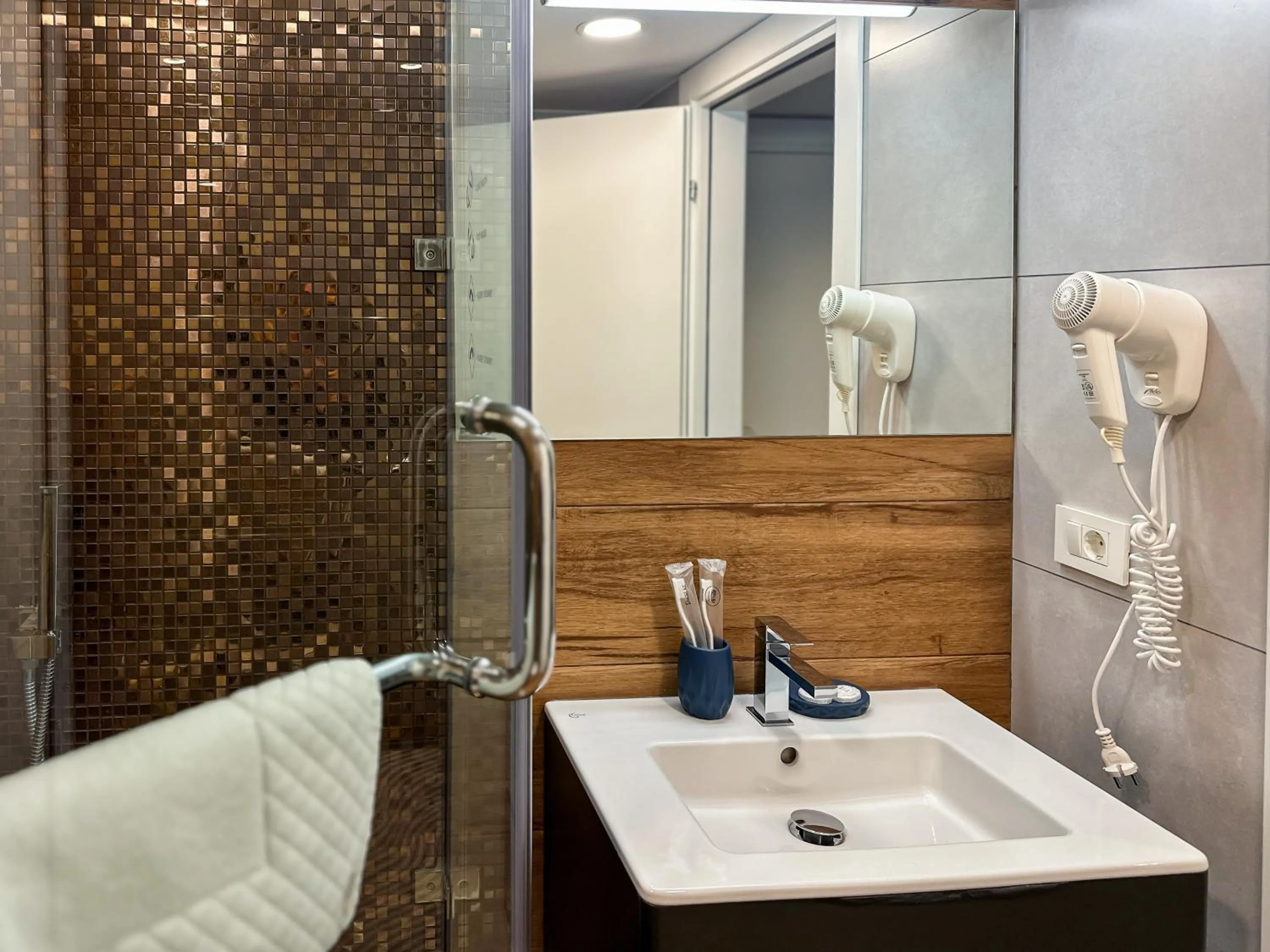 Shower in Silver 39 Corner Hotel