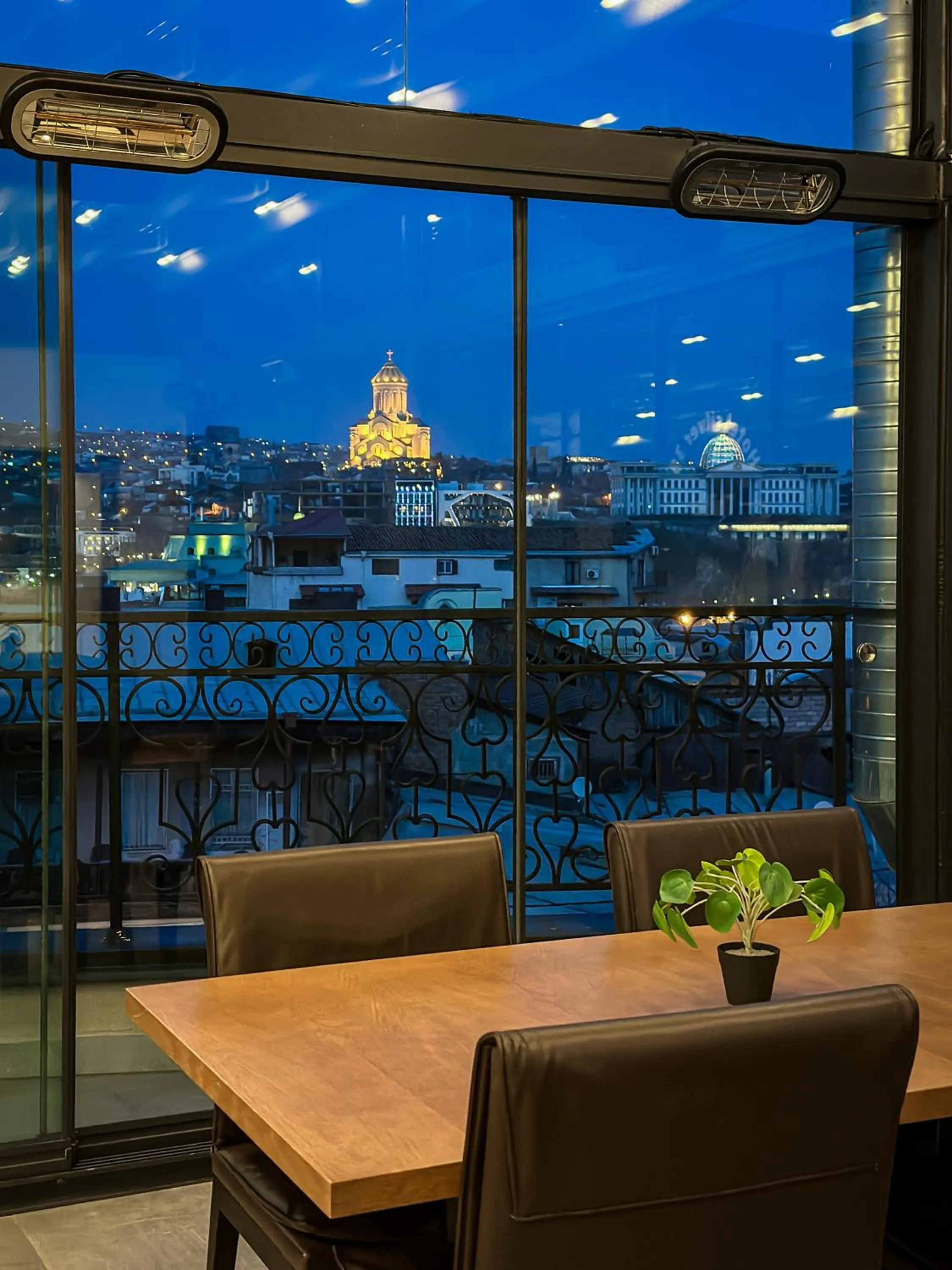 Night in Silver 39 Corner Hotel