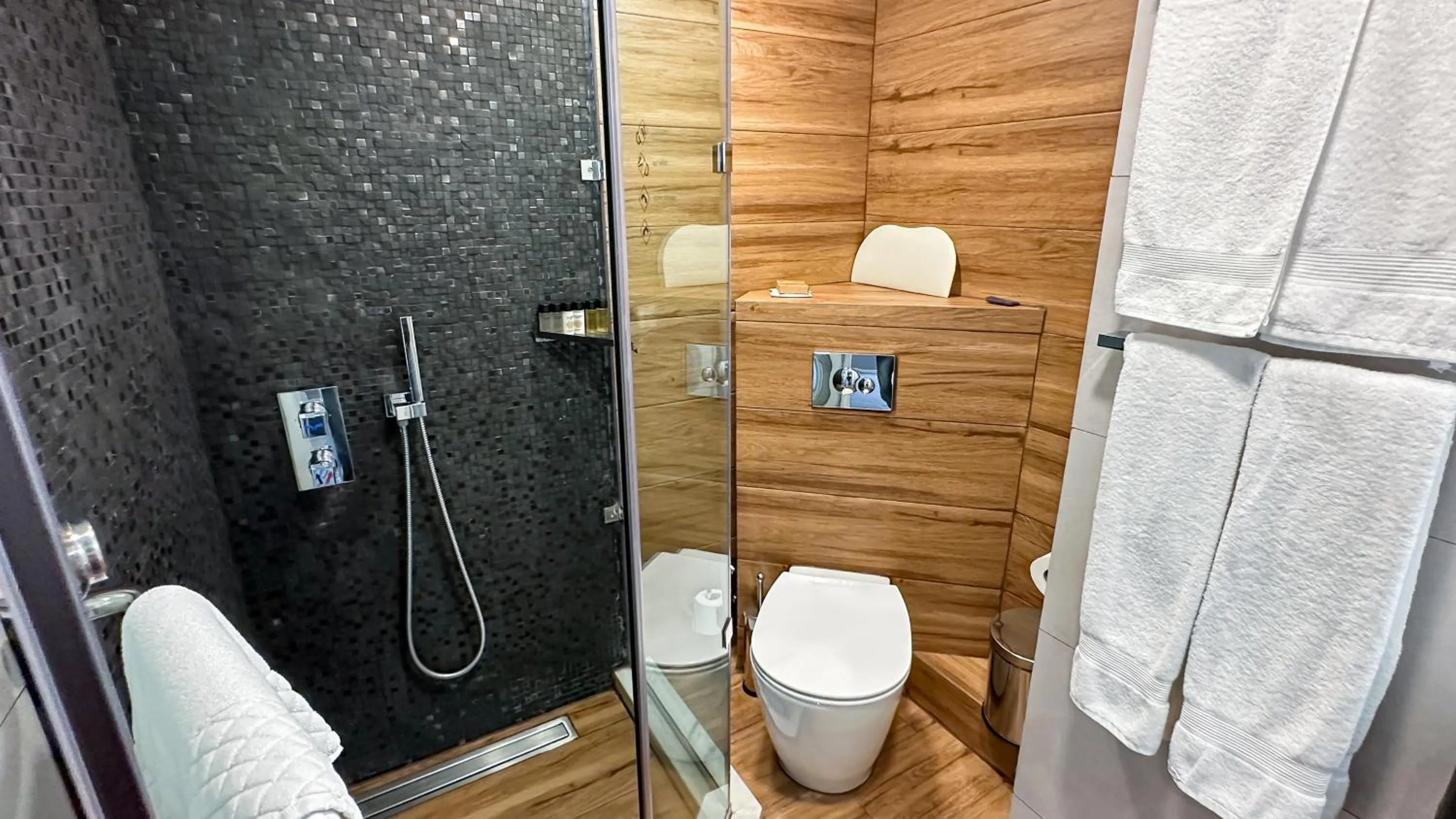 Toilet in Silver 39 Corner Hotel