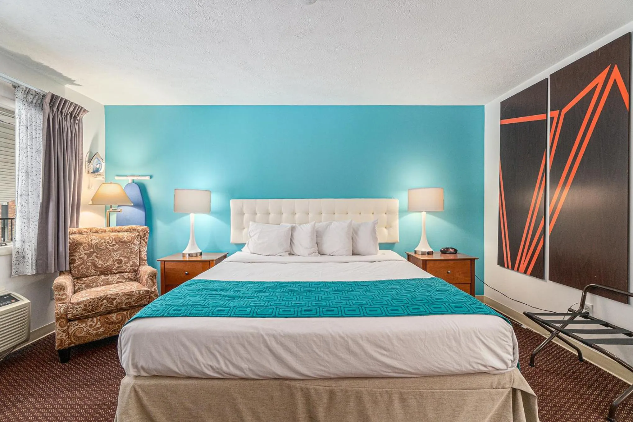 Bed in Howard Johnson by Wyndham Traverse City