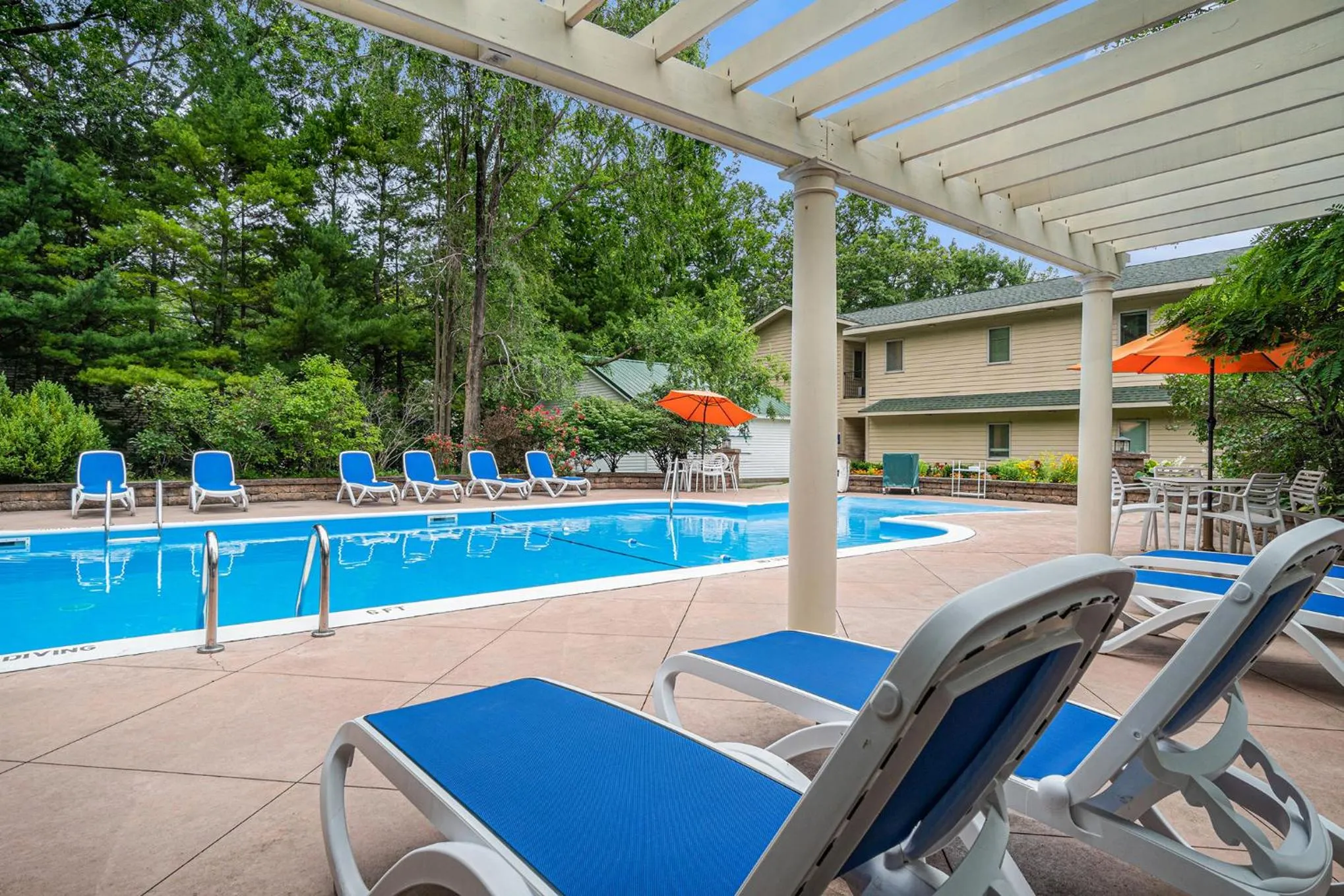 Swimming pool in Howard Johnson by Wyndham Traverse City