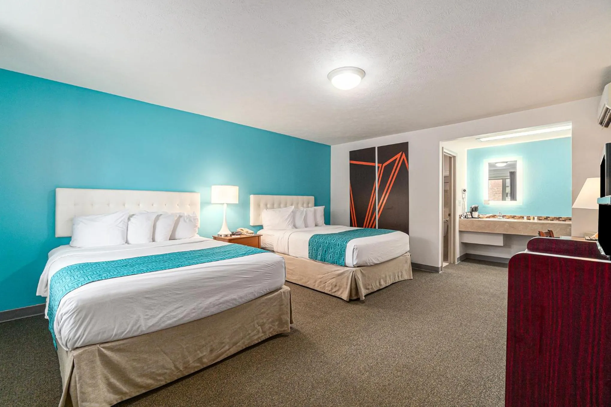 Bed in Howard Johnson by Wyndham Traverse City