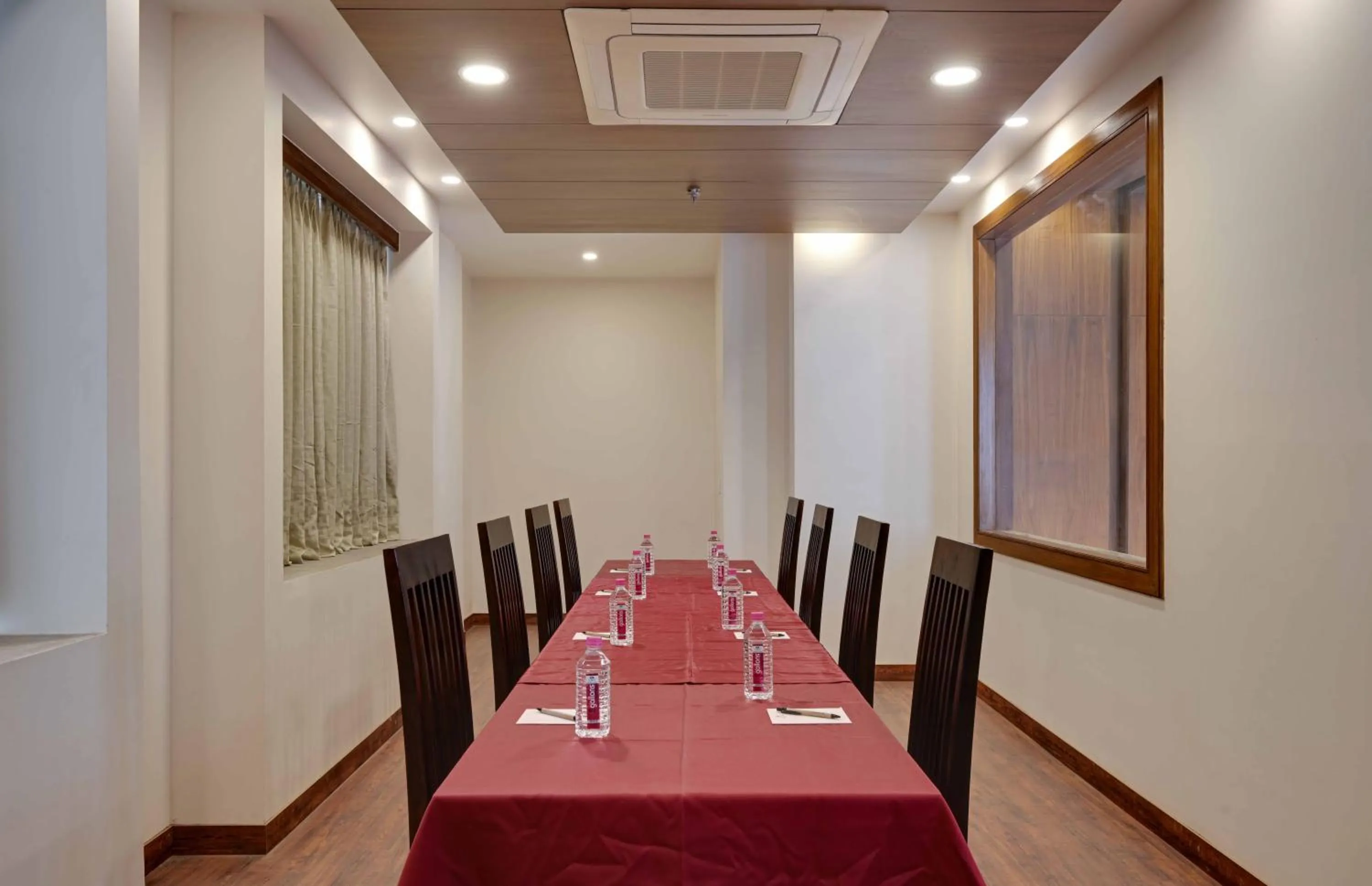 Restaurant/places to eat in Shahpura Residency