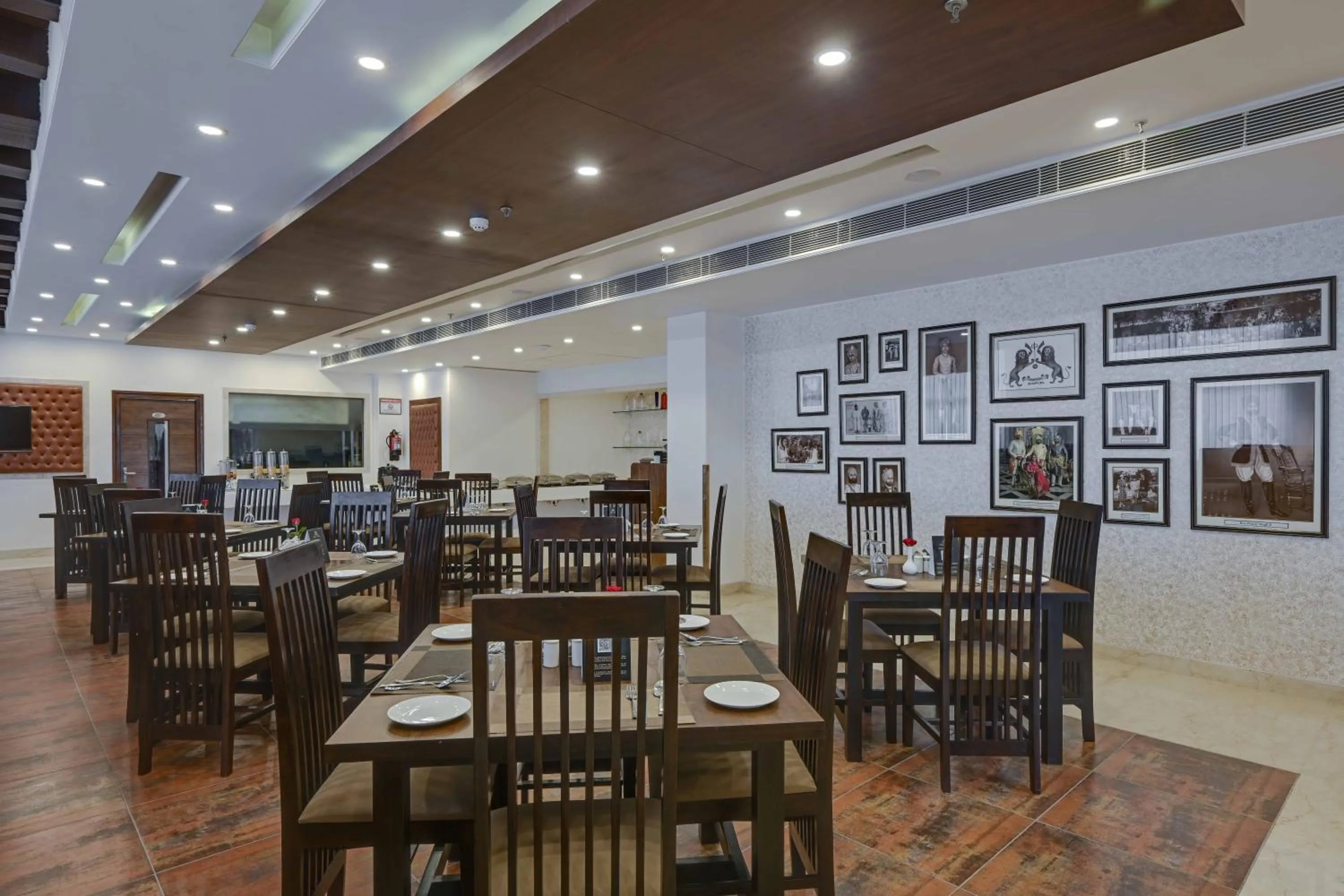 Restaurant/places to eat in Shahpura Residency