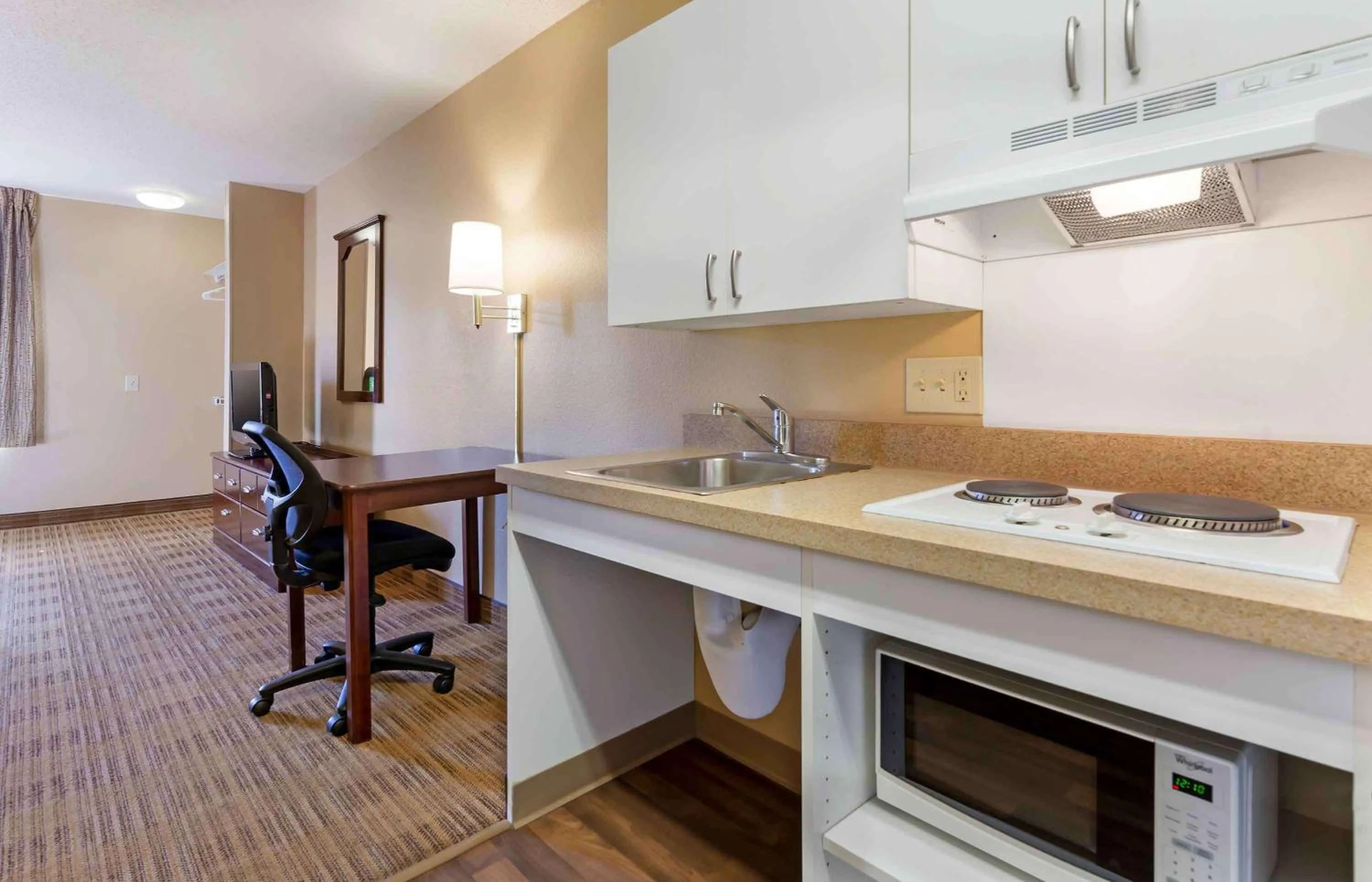 Kitchen or kitchenette in Extended Stay America Suites - Madison - Junction Court