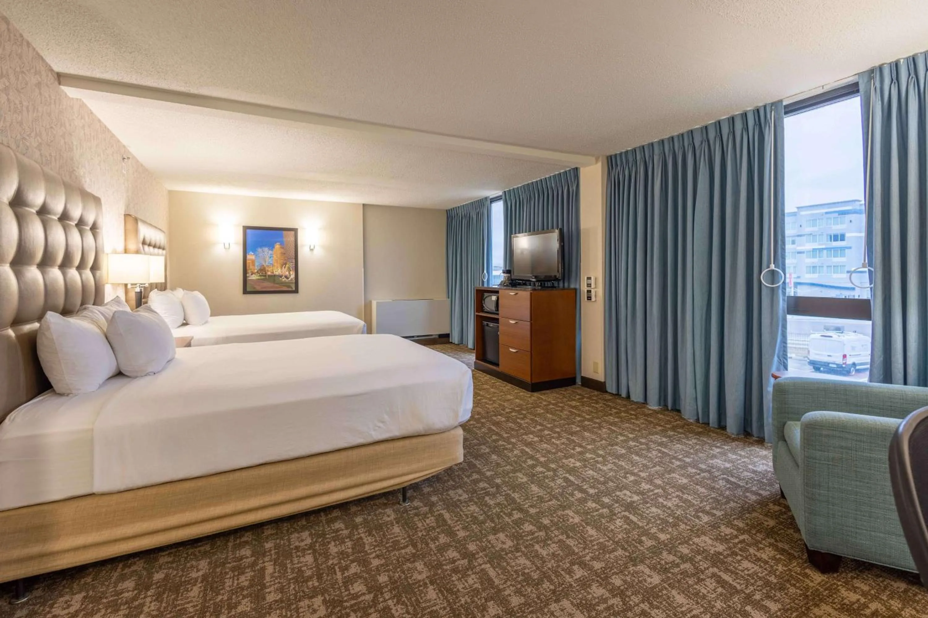 Bedroom, Bed in Pear Tree Inn St. Louis Near Union Station