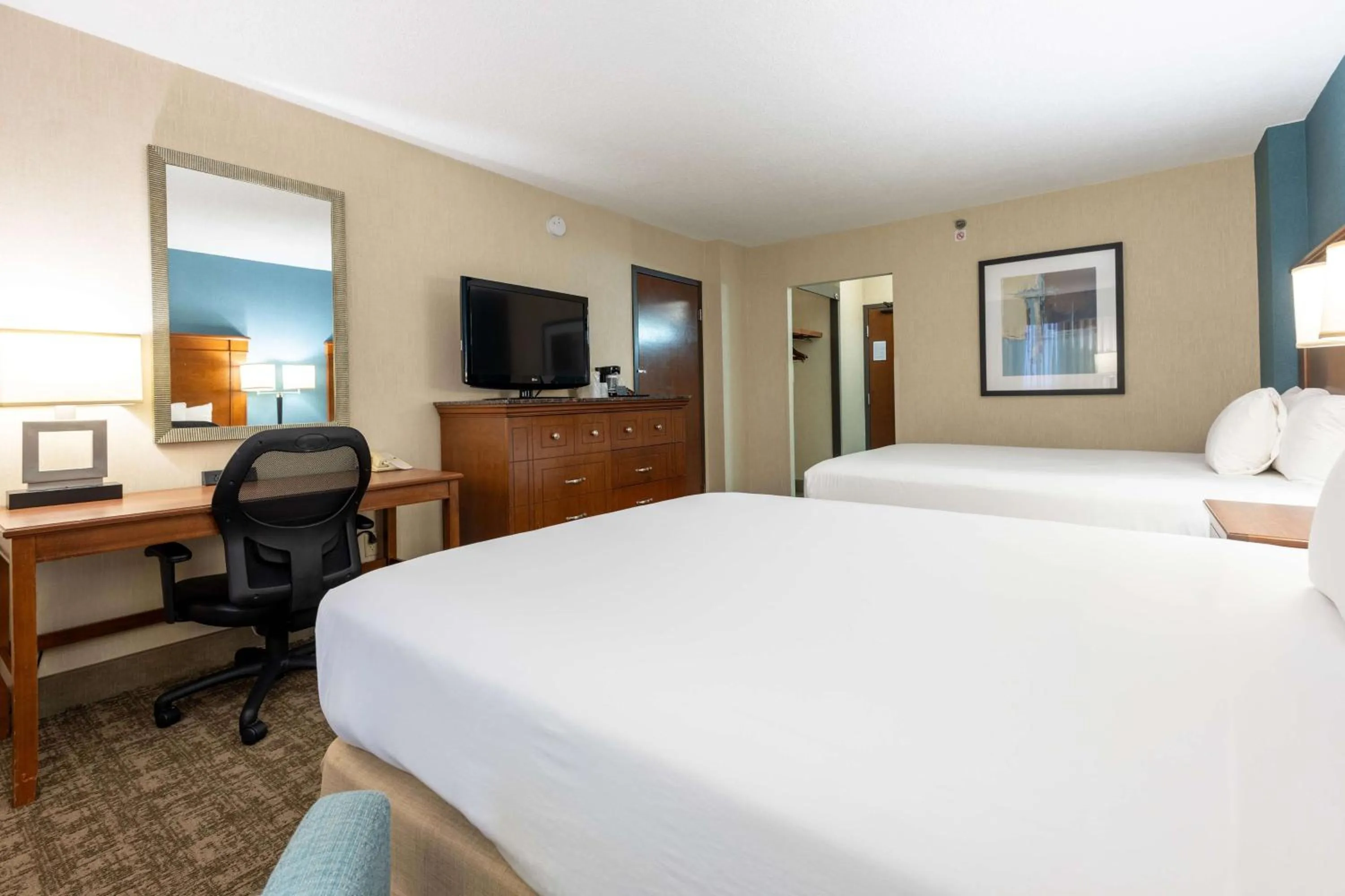 Bedroom, Bed in Pear Tree Inn St. Louis Near Union Station