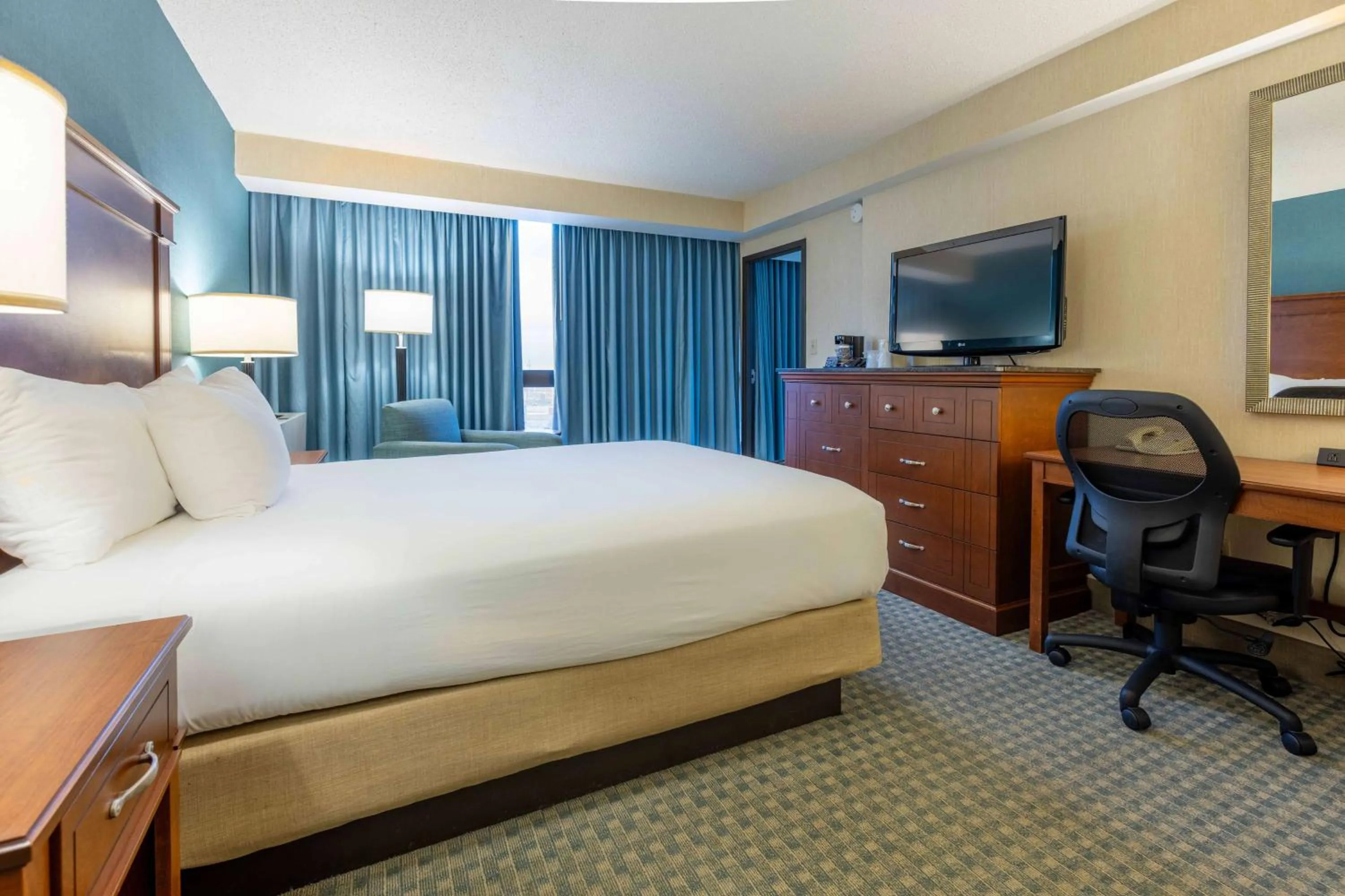 Bedroom, Bed in Pear Tree Inn St. Louis Near Union Station